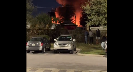 Egy mobilházakból álló lakótelepre zuhant egy kisrepülőgép: videók a helyszínről