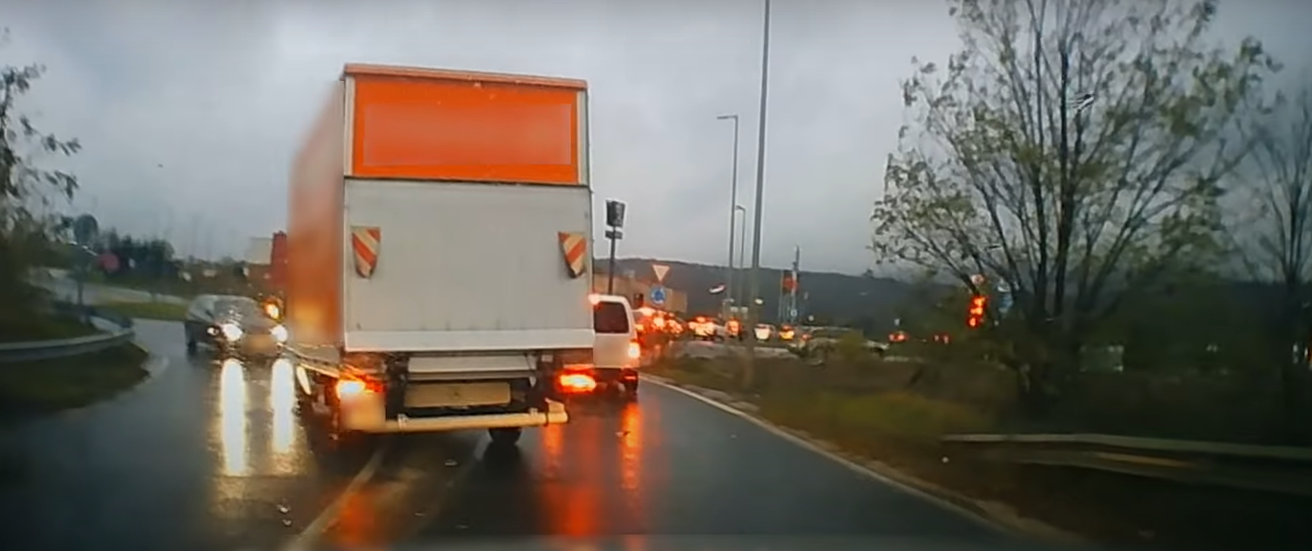 Micsoda pofátlanság: egy türelmetlen teherautós szembe indult el egy solymári körforgalomban – videó