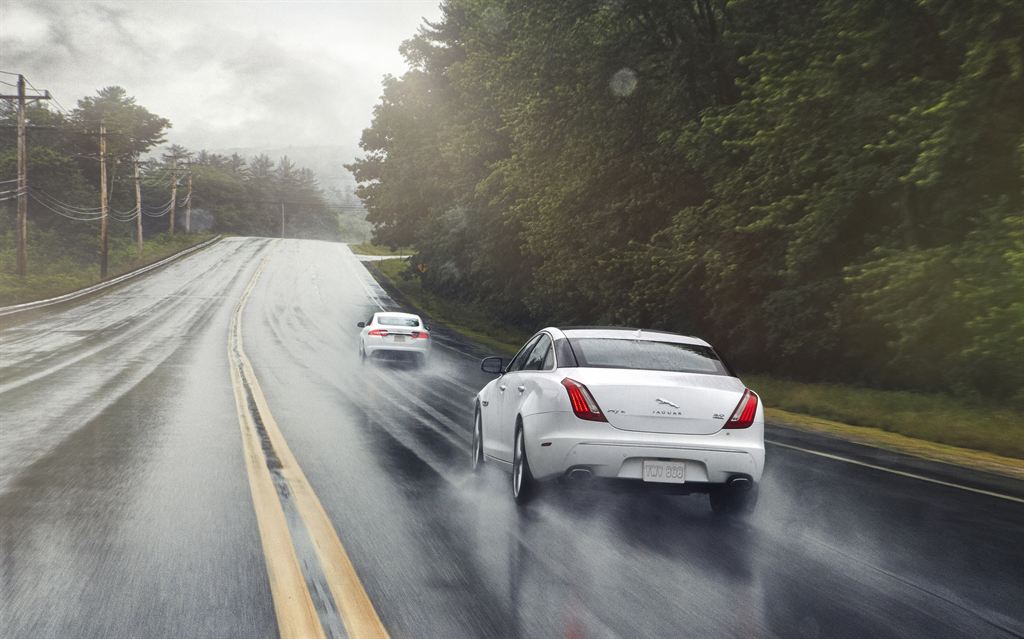 Testy jaguarów XJ i XF (w oddali)