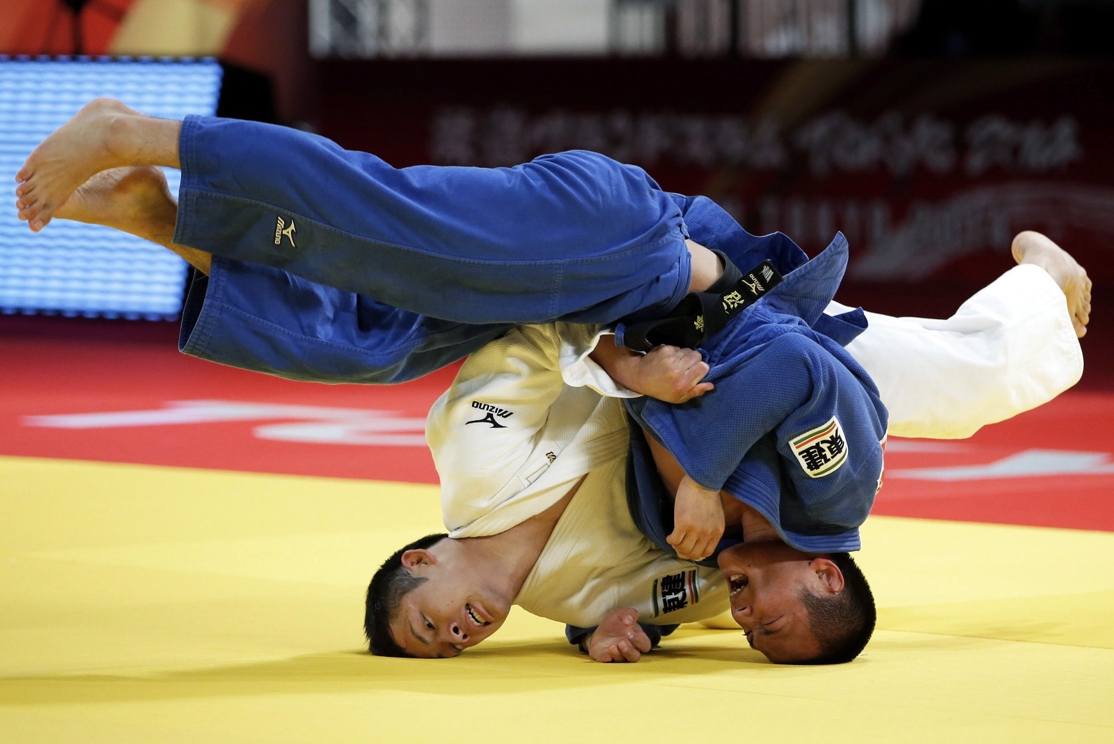 Zawodnicy judo w czasie walki w Tokyo.