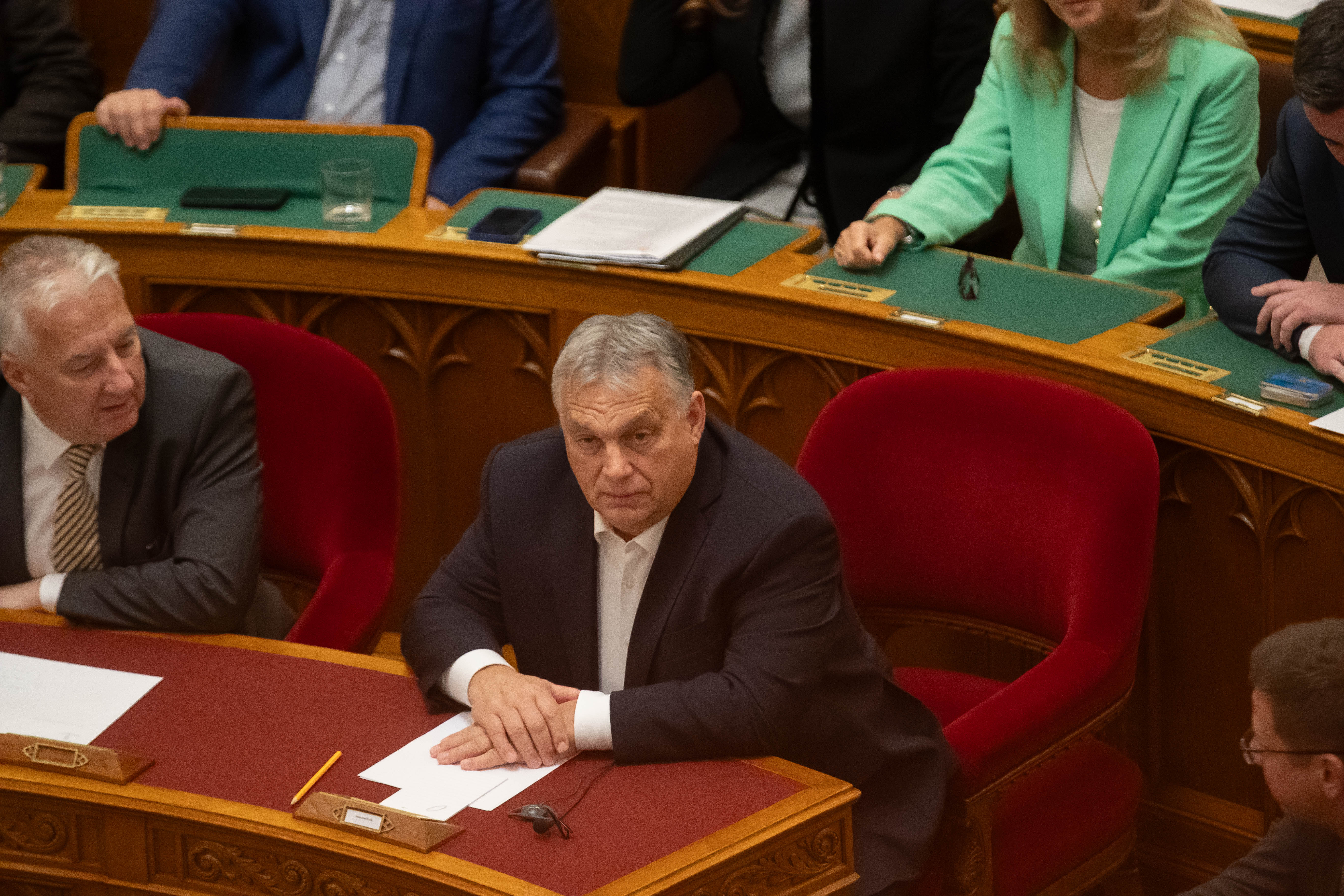 Gyurcsány Ferenc kegyetlenül széttrollkodta Orbán Viktort, miután kiderült, hogy a német kancellár kiküldte kávézni a folyosóra a magyar kormányfőt