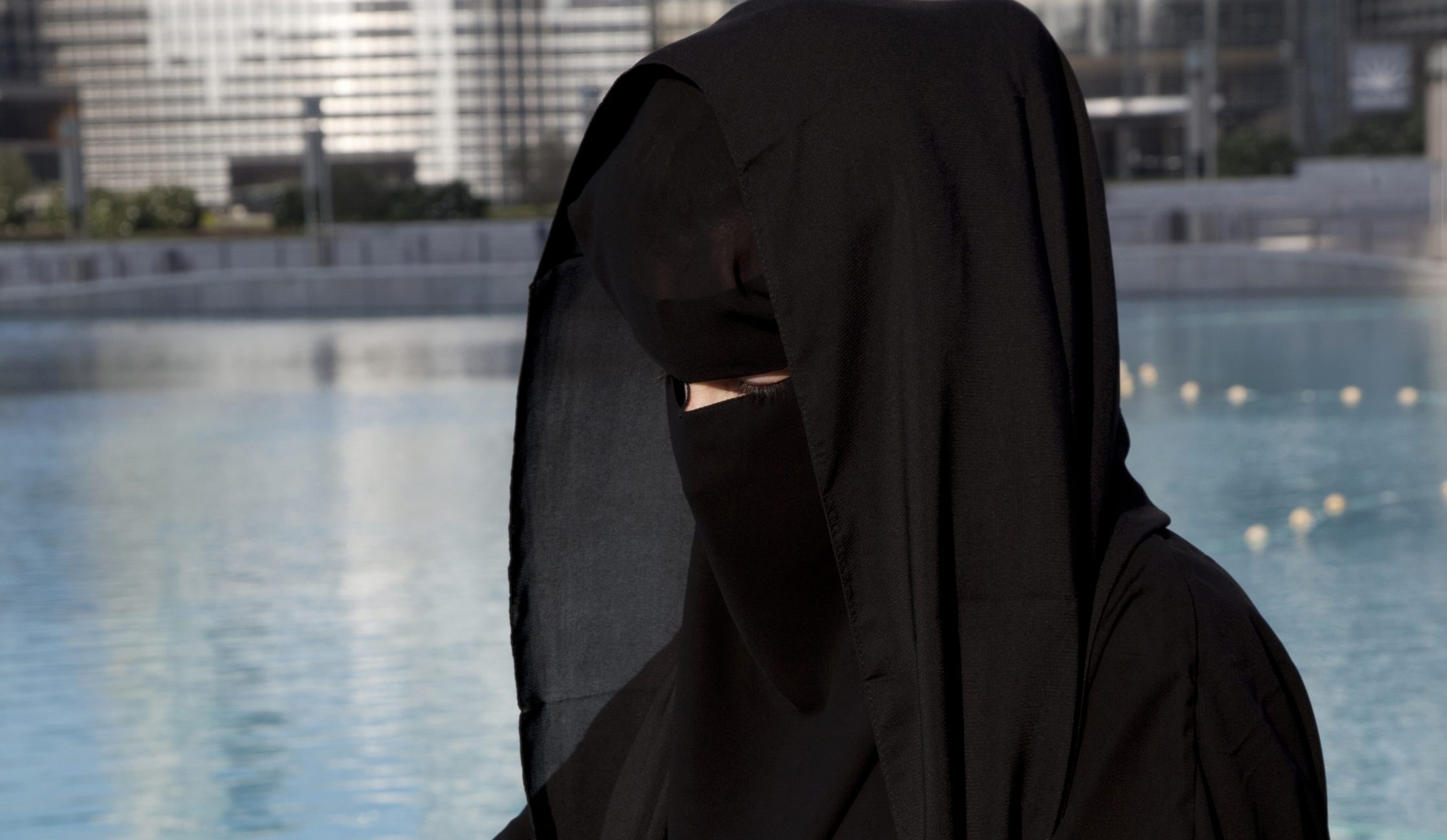 Ön szerint helyes, hogy egy medencében ruhában is fürödhessenek a vendégek? Szavazzon!