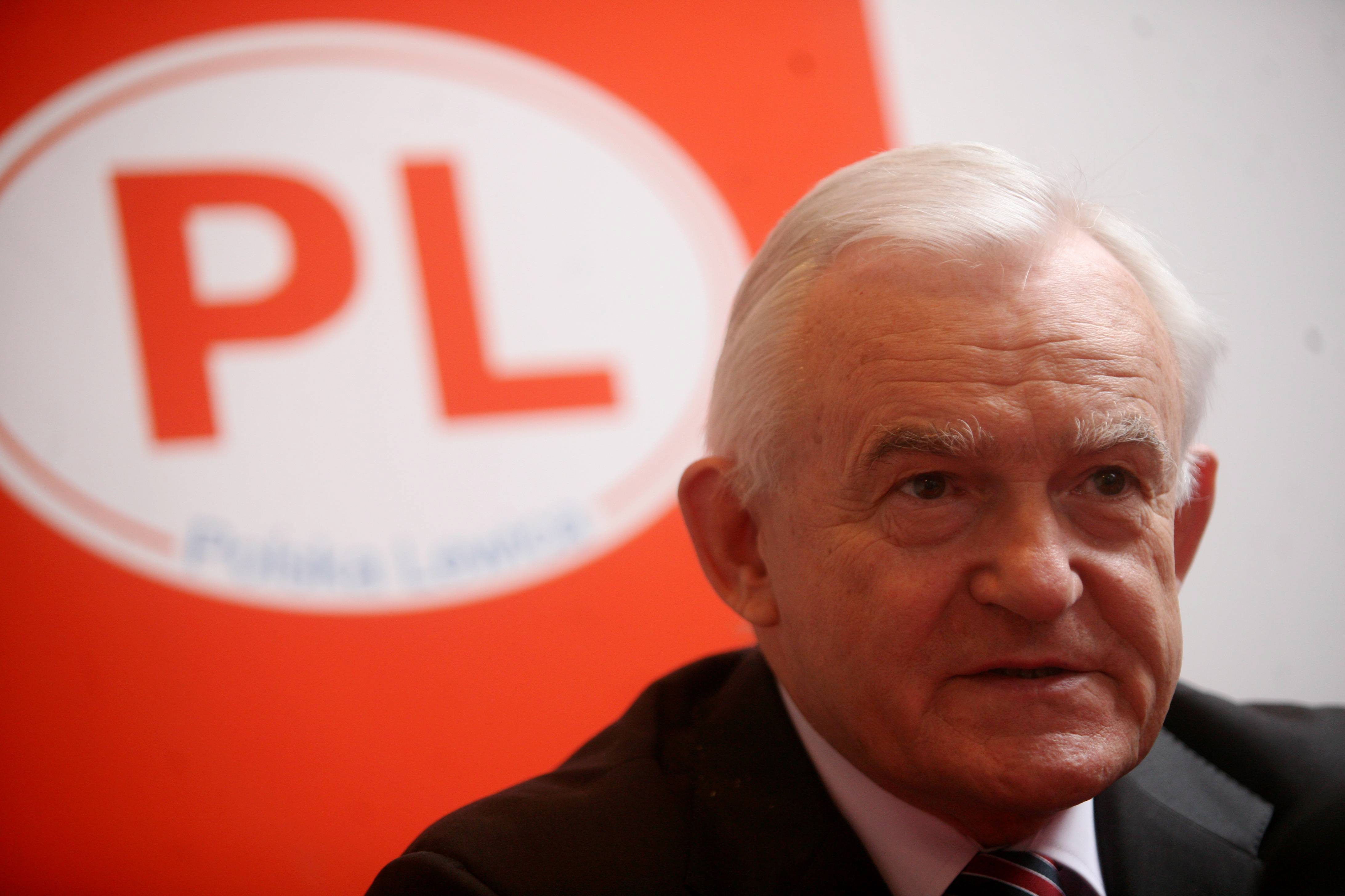 Premier urzędujący od 19 października 2001 roku do 2 maja 2004 roku. W expose tyle razy użył następujących słów: