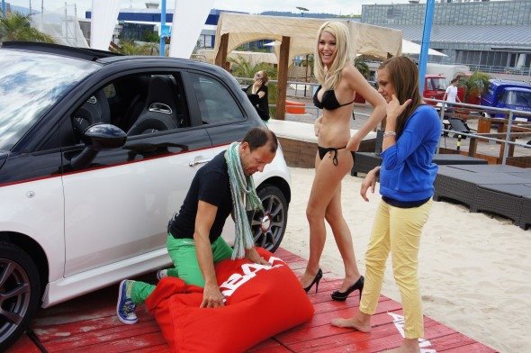 Abarth 500 to maszyna do produkcji adrenaliny, która rodzi się jedynie w fabryce Fiata w Tychach. Szwajcarski oddział włoskiej ikony sportów motorowych postanowił dać o sobie znać ujawniając zdjęcia prototypu małego Skorpiona przy którym pręży się niemal naga blondynka. Efekt sesji zostanie opublikowany w magazynie
