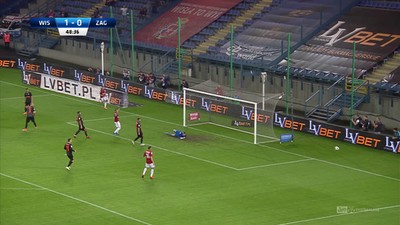 Wisła K. - Zagłębie (1:0): To byłaby bajeczna asysta Carlitosa! Po zagraniu piętą Hiszpana Bartkowski uderza w słupek!