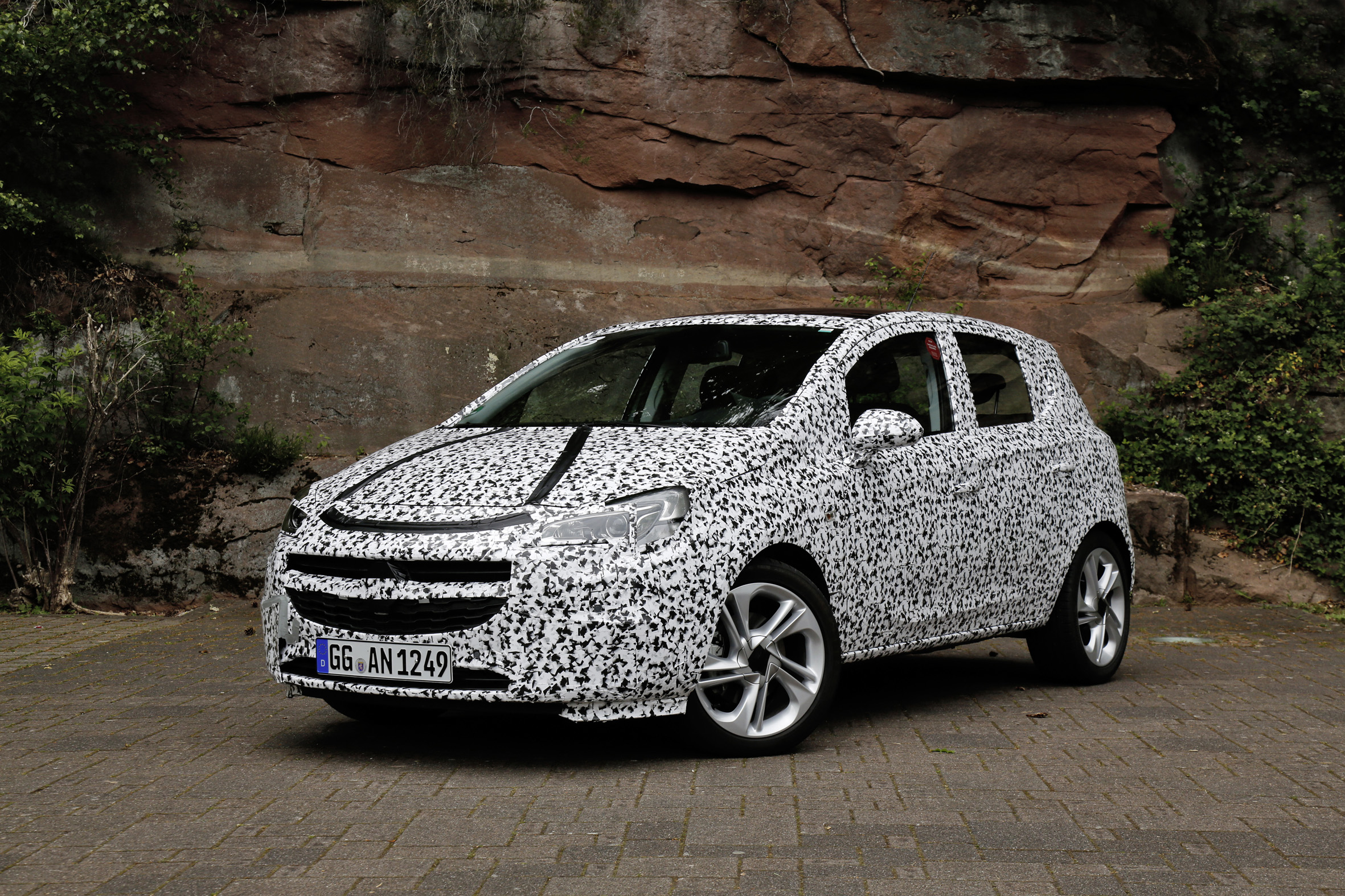 Opel corsa obecnej generacji jest oferowany na rynku od 2006 roku. Przypominamy, że polscy kierowcy w ciągu 5 miesięcy 2014 roku szukając nowego auta klasy B najczęściej wybierali właśnie corsę - od stycznia do końca maja 2195 sztuk trafiło w ręce osób prywatnych (auta sprzedane nie na firmę). Teraz niemiecki producent oficjalnie potwierdził, że następca, czyli nowa corsa E zadebiutuje jeszcze w 2014 roku. Nowa corsa stylistycznie ma nawiązywać do mniejszego adama. Razem z piątą generacją tego auta pod jego maską pojawi się całkiem nowy napęd - zupełnie inny od tych, które znają dziś kierowcy…