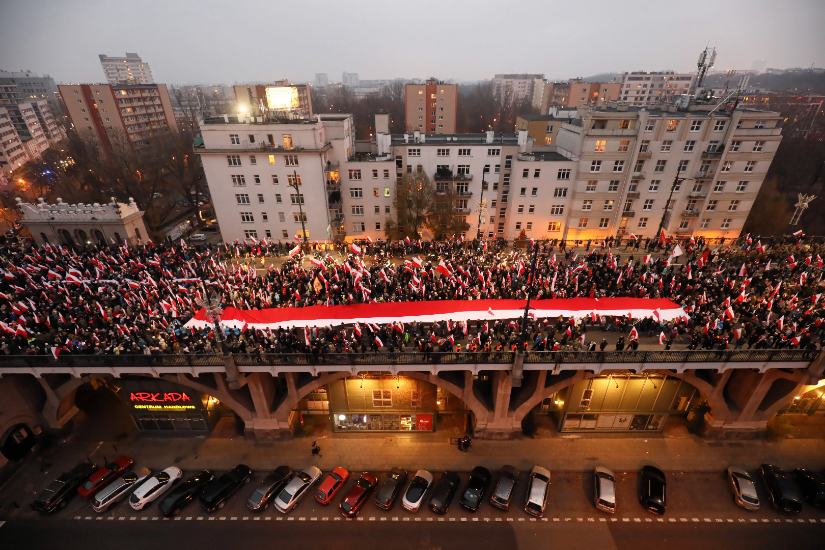 Wśród uczestników pierwszej części marszu byli m.in. harcerze, rodziny z dziećmi, osoby starsze. Uczestnicy nie mają transparentów, a jedynie biało-czerwone flagi. Polskie flagi zdecydowanie przeważają i są widoczne nie tylko na czele pochodu, powiewają na całej trasie przemarszu.