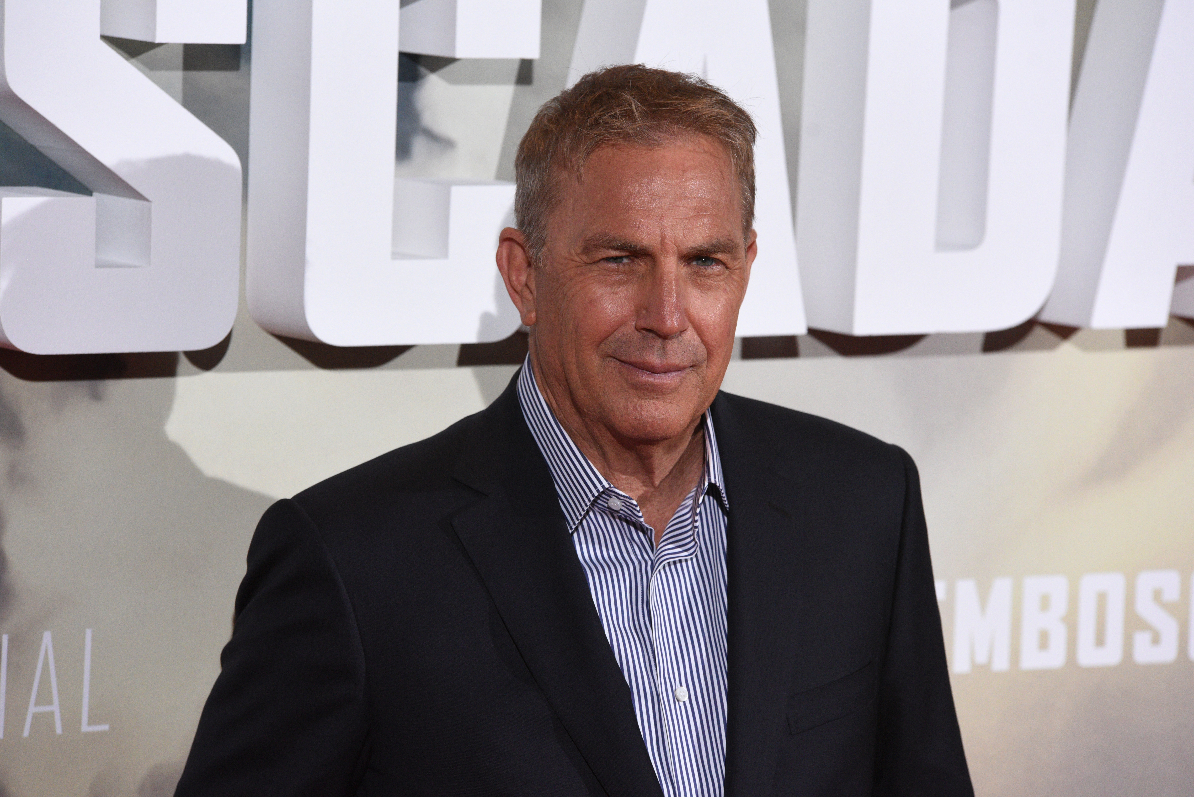 Az mi? Gyanús folt jelent meg Kevin Costner nadrágján  - fotók