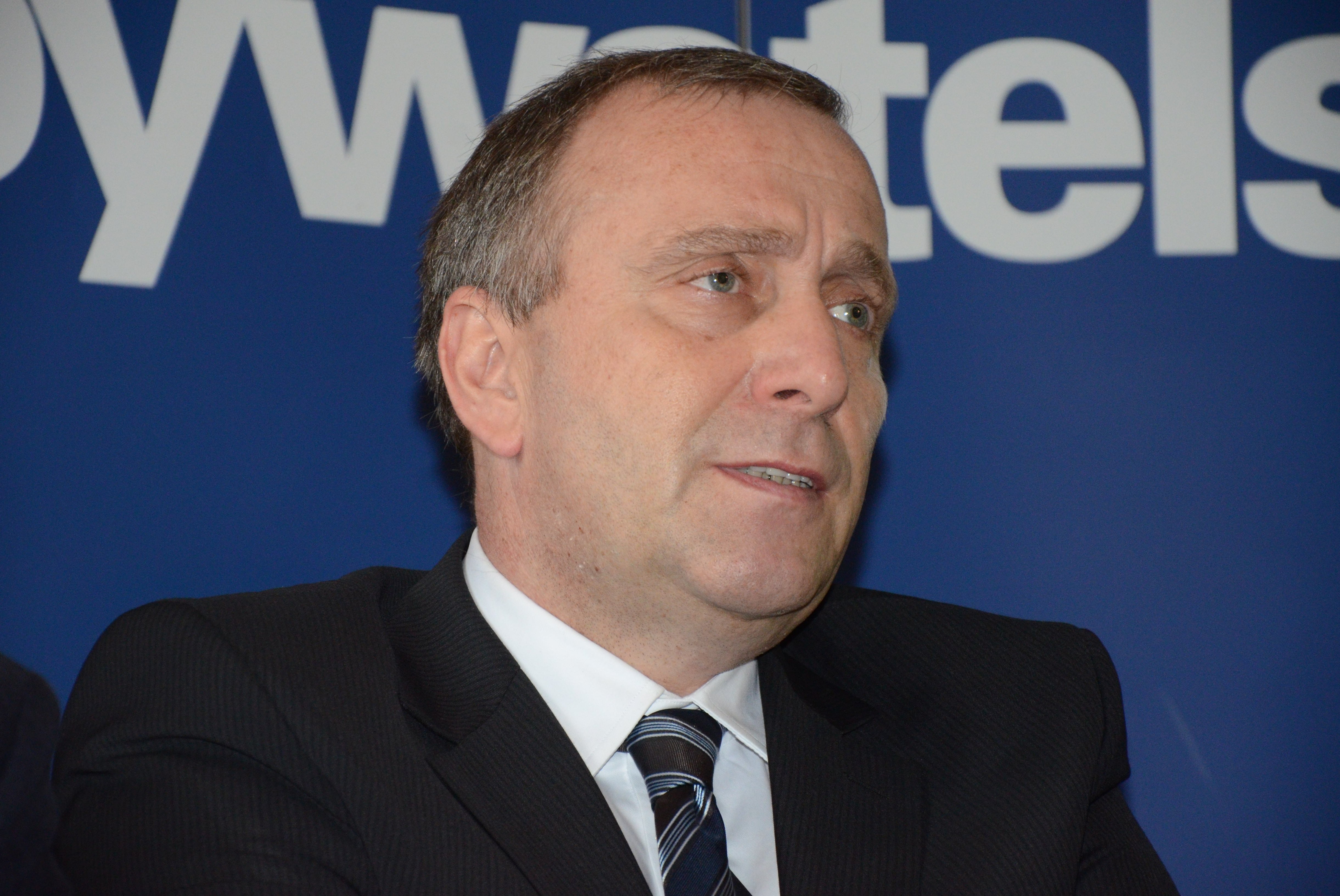 Grzegorz Schetyna, nazywany szarą eminencją w PO jeszcze do niedawna był przyjacielem Donalda Tuska - w polityce i na boisku. Razem grali w piłkę, razem kibicowali. Ale w 2009 roku, po aferze hazardowej po tej zażyłości nie pozostał nawet ślad. Po tym jak Schetyna stracił stanowisko wicepremiera i ministra spraw wewnętrznych mówił w wywiadach: „Byliśmy ekipą, która razem robiła politykę i wiele innych rzeczy. Spędzaliśmy czas, lubiliśmy ze sobą być, ale skończyło się wspólne robienie polityki emocjonalnej, opartej na bliskich, osobistych relacjach