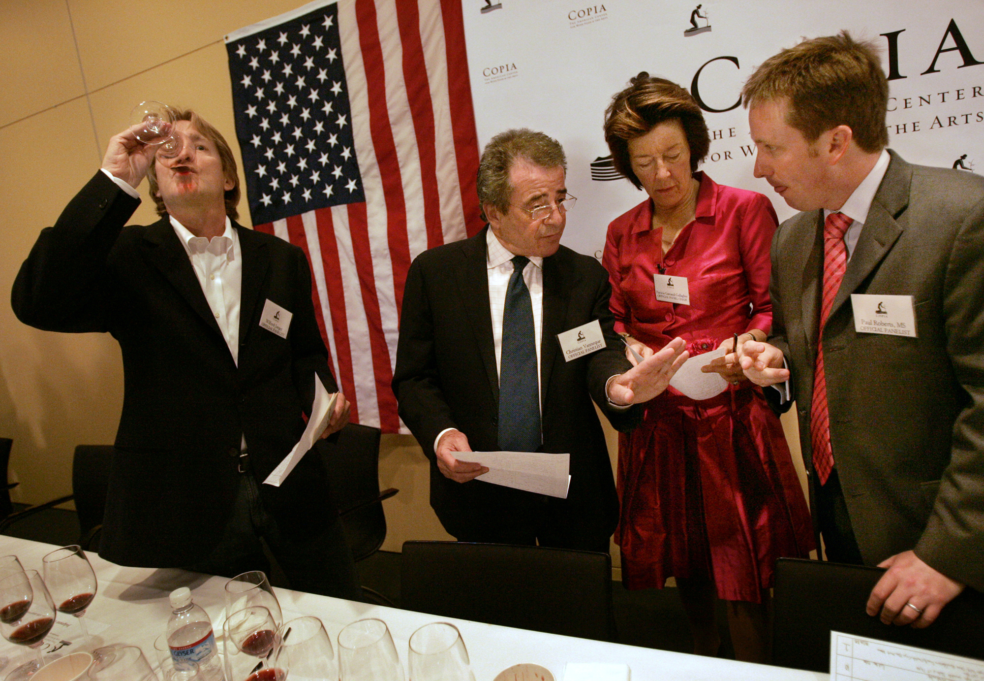 Znawcy wina Wilfred Jaeger, Christian Vanneque, Patricia Gastaud-Gallagher i Paul Roberts podczas degustacji z okazji obchodów 30-lecia Judgement of Paris, Kalifornia, 24 maja 2006 r.