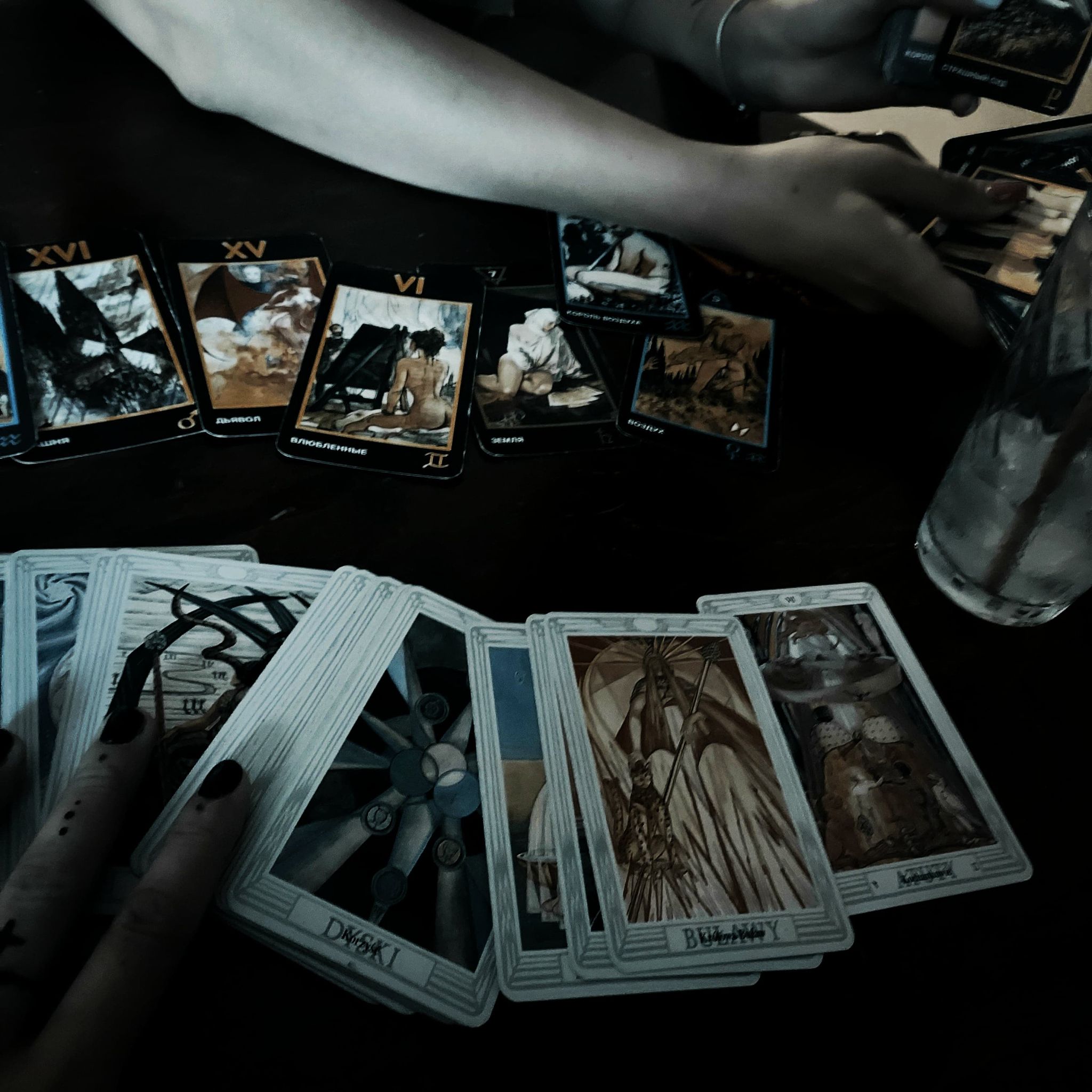 Satanistka Vuori rozkłada karty do tarota.