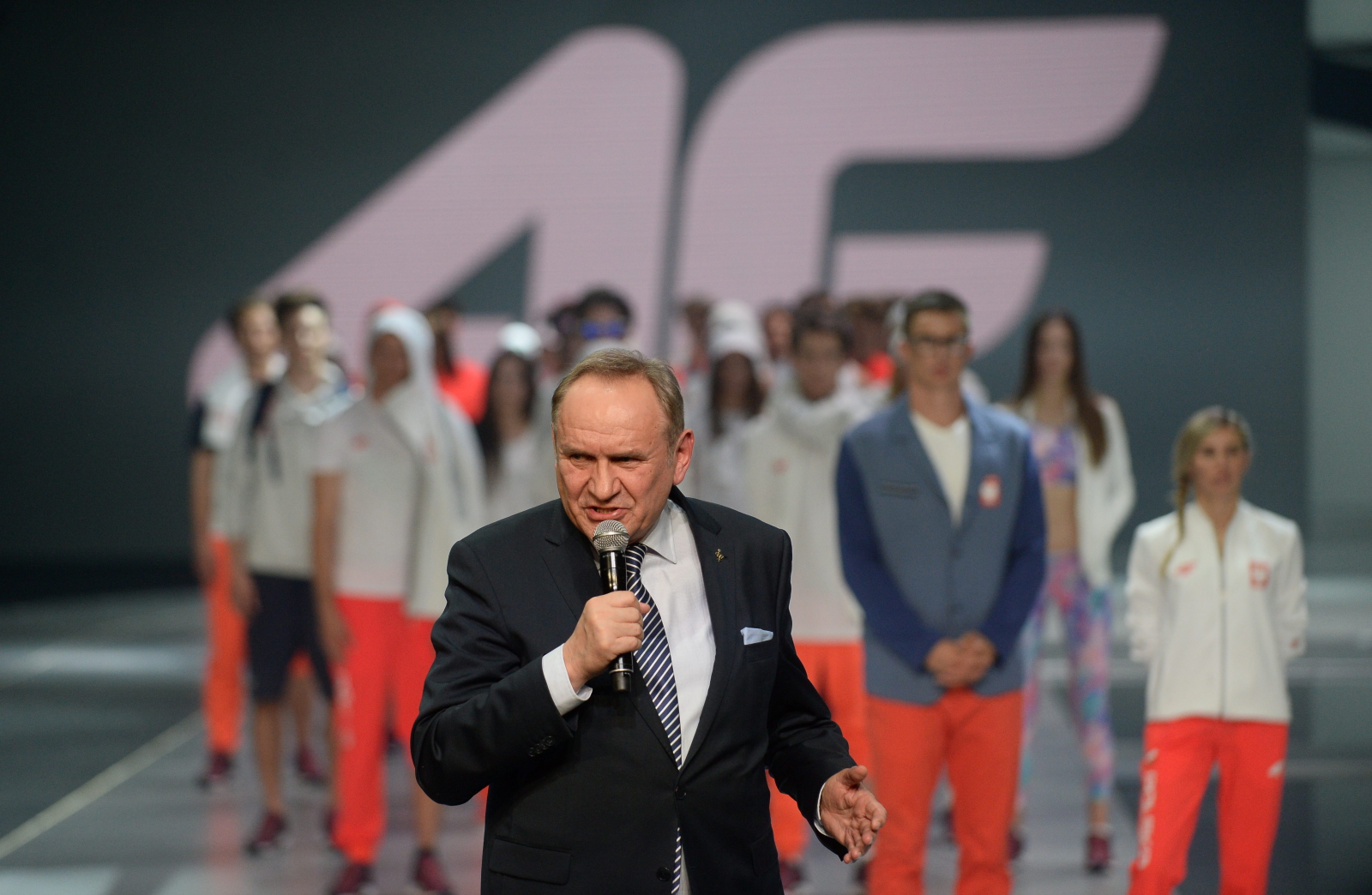 Po raz pierwszy jednak polska firma ubierze także inne reprezentacje. W trakcie poniedziałkowego pokazu pokazano także elementy kolekcji serbskiej i łotewskiej. Na widowni usiadło wiele gwiazd i byłych olimpijczyków, w tym m.in. żeglarz Mateusz Kusznierewicz, hokeista Mariusz Czerkawski czy siatkarz Łukasz Kadziewicz. Ze świata showbiznesu byli m.in. aktorzy Tomasz Oświęcimski, Jakub Wesołowski, Andrzej Młynarczyk, aktorka Izabela Trojanowska, wokalista Andrzej Krzywy.