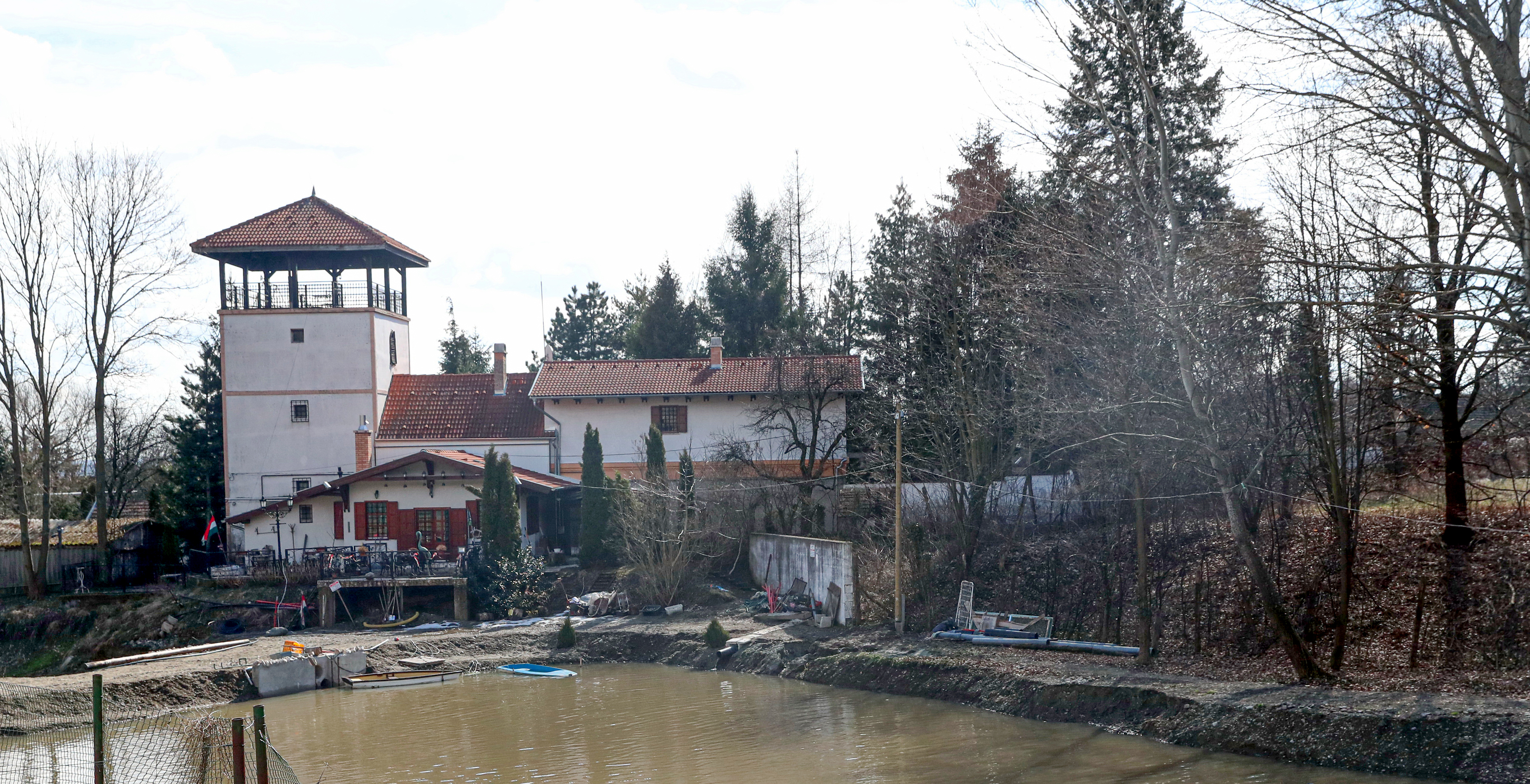 Állami pénzből fejlesztené Oszter Sándor birtokát a lánya