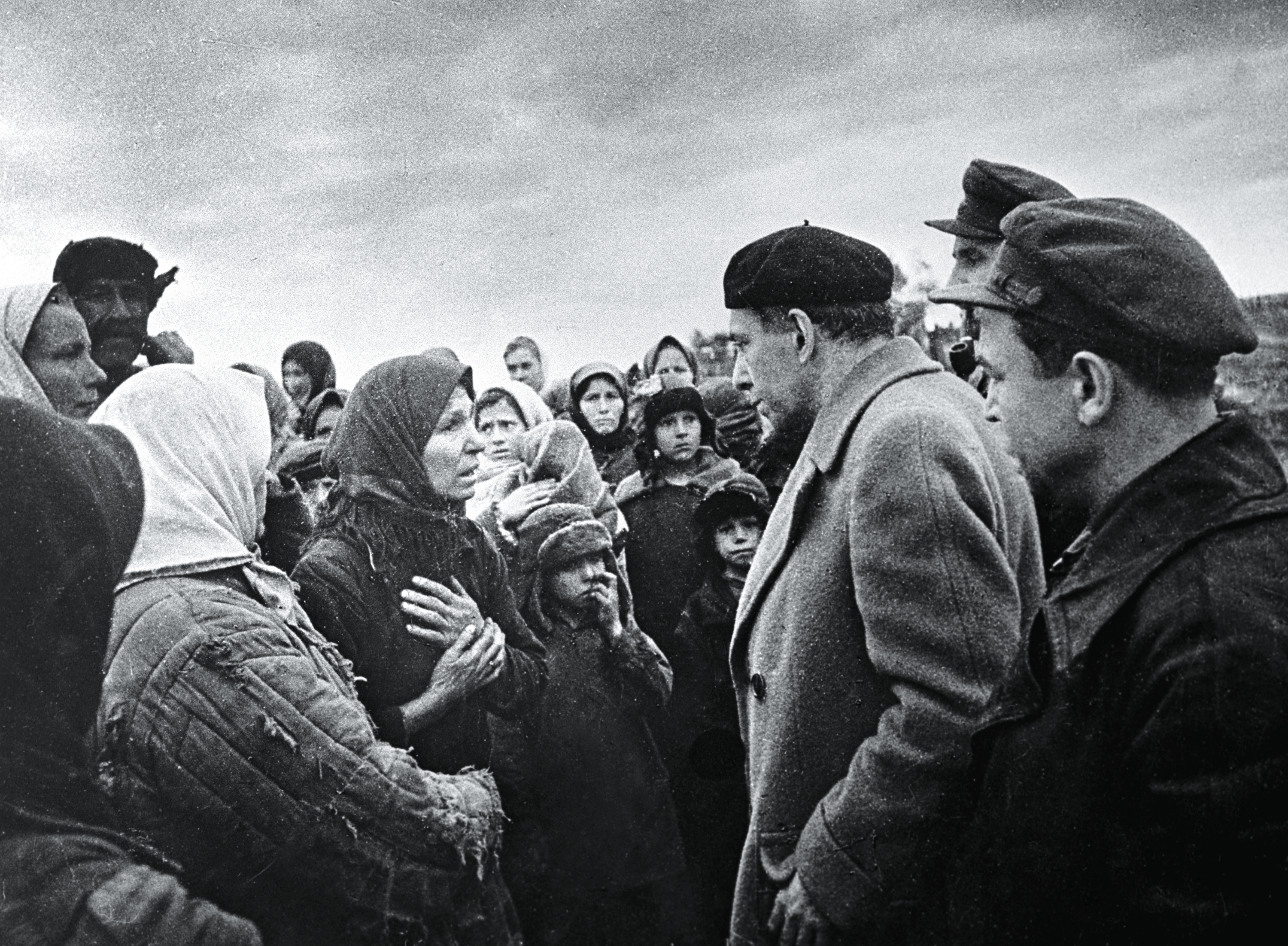Ilja Erenburg rozmawia z mieszkańcami wyzwolonej wioski, lata 40. XX w.