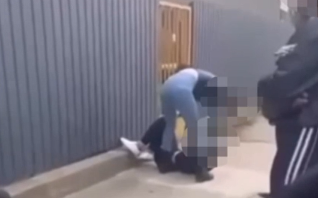 "Videóhívásban voltam vele" – Megszólalt az édesapa, akinek a lányát egy anyuka ütötte ájultra – videó