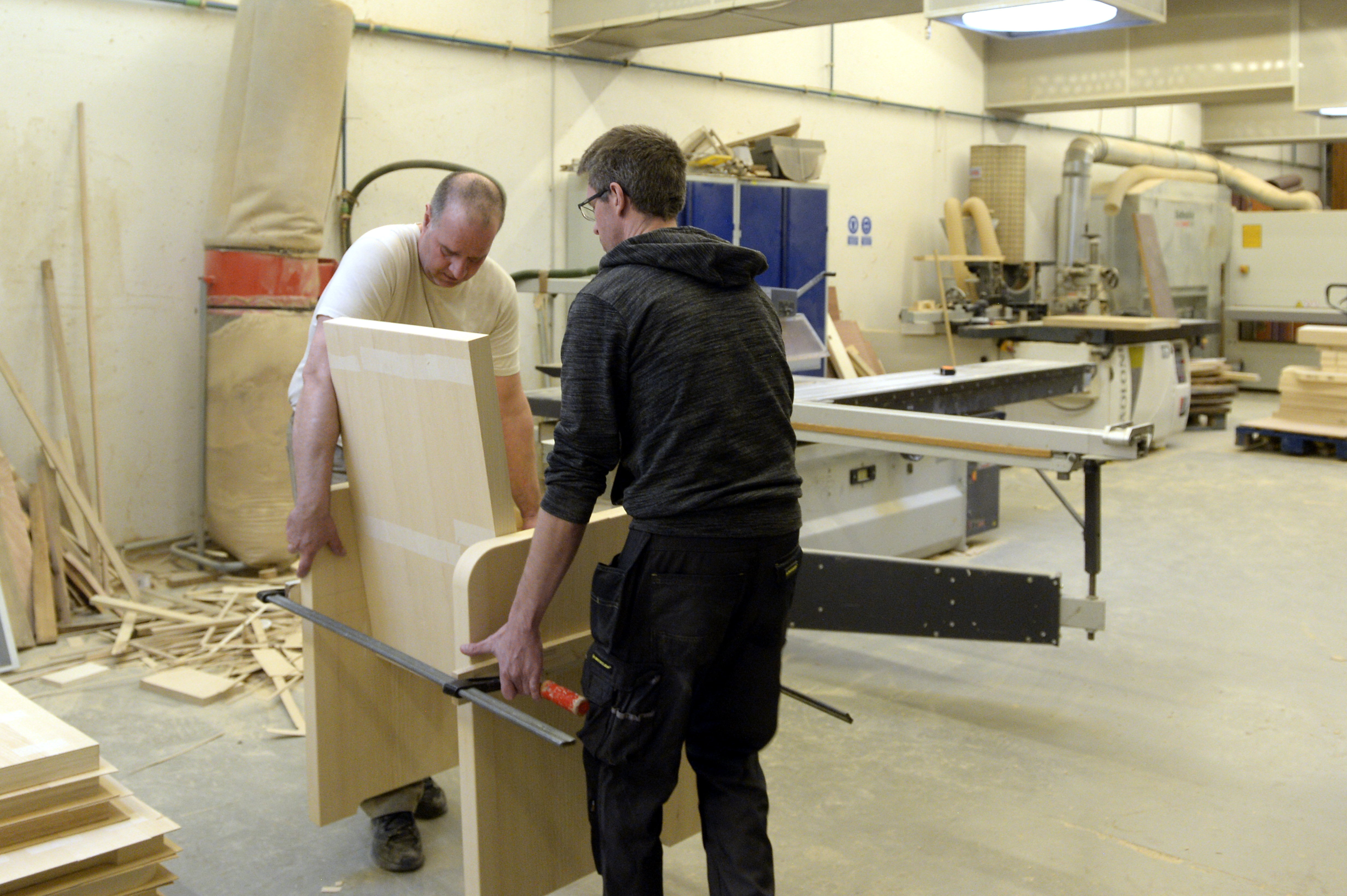 Ilyen székben ül majd Ferenc pápa magyarországi látogatása során – képgaléria