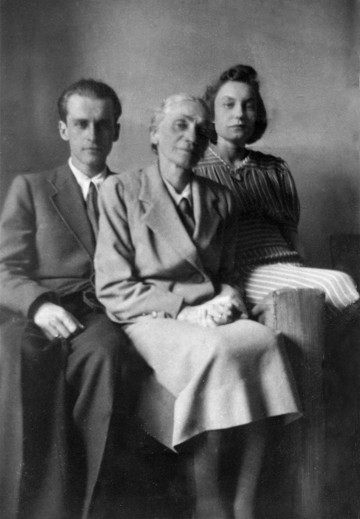 Krzysztof Kamil Baczyński z żoną, Barbarą z Drapczyńskich, oraz matką Stefanią z Zieleńczyków, Warszawa, kwiecień 1942 r.