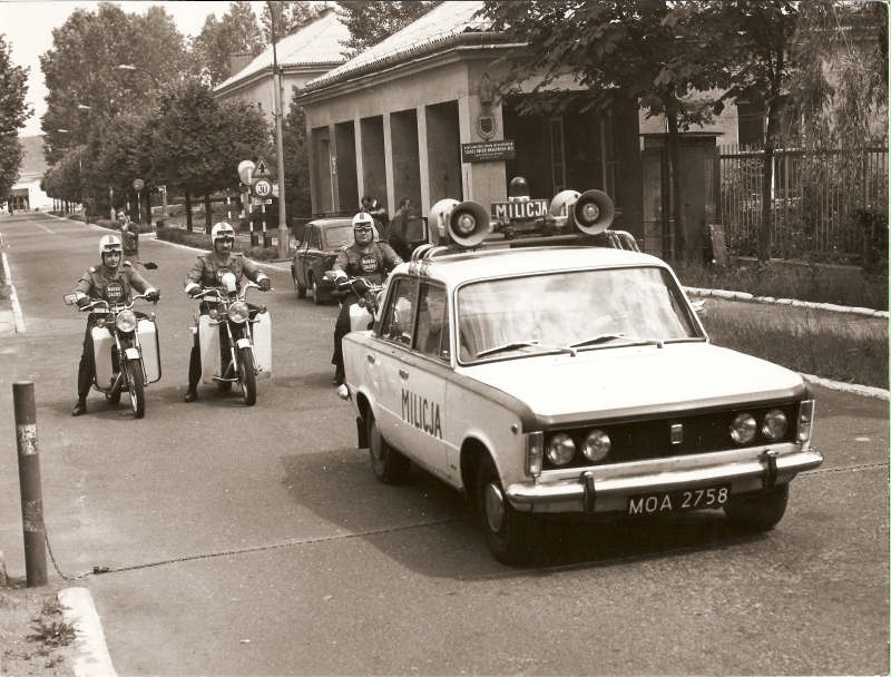 Fiat 125p w mundurze milicji