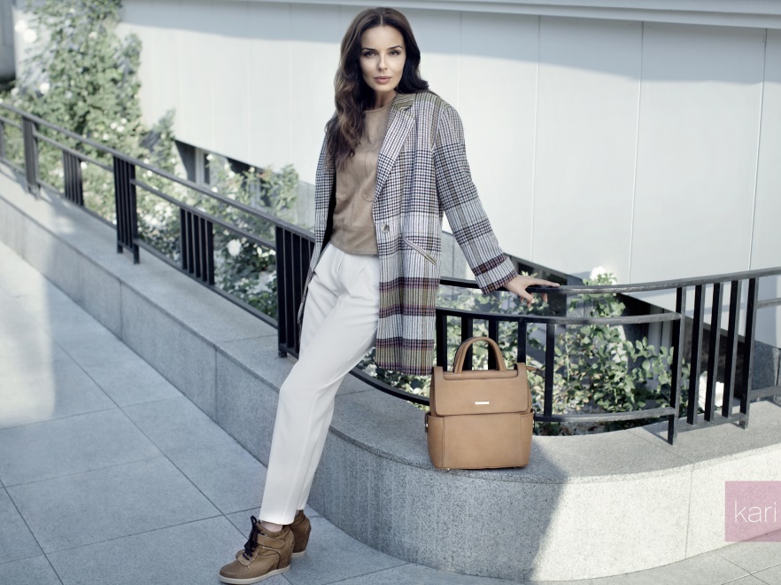 Zaprezentowane w kampanii stylizacje doskonale wkomponowały się w miejski klimat sesji. Na co dzień dla kobiet marka Kari proponuje wygodne i jednocześnie eleganckie modele botków z szerokimi cholewkami oraz sznurowane półbuty w męskim stylu. Idealnym zwieńczeniem looku Agnieszki są również sneakersy na koturnie, które sprawdzą się nawet podczas najbardziej zabieganego dnia. W ofercie marki znajdziemy także duże torby, które zmieszczą wiele osobistych rzeczy, a jednocześnie wpasują się w najnowsze trendy.