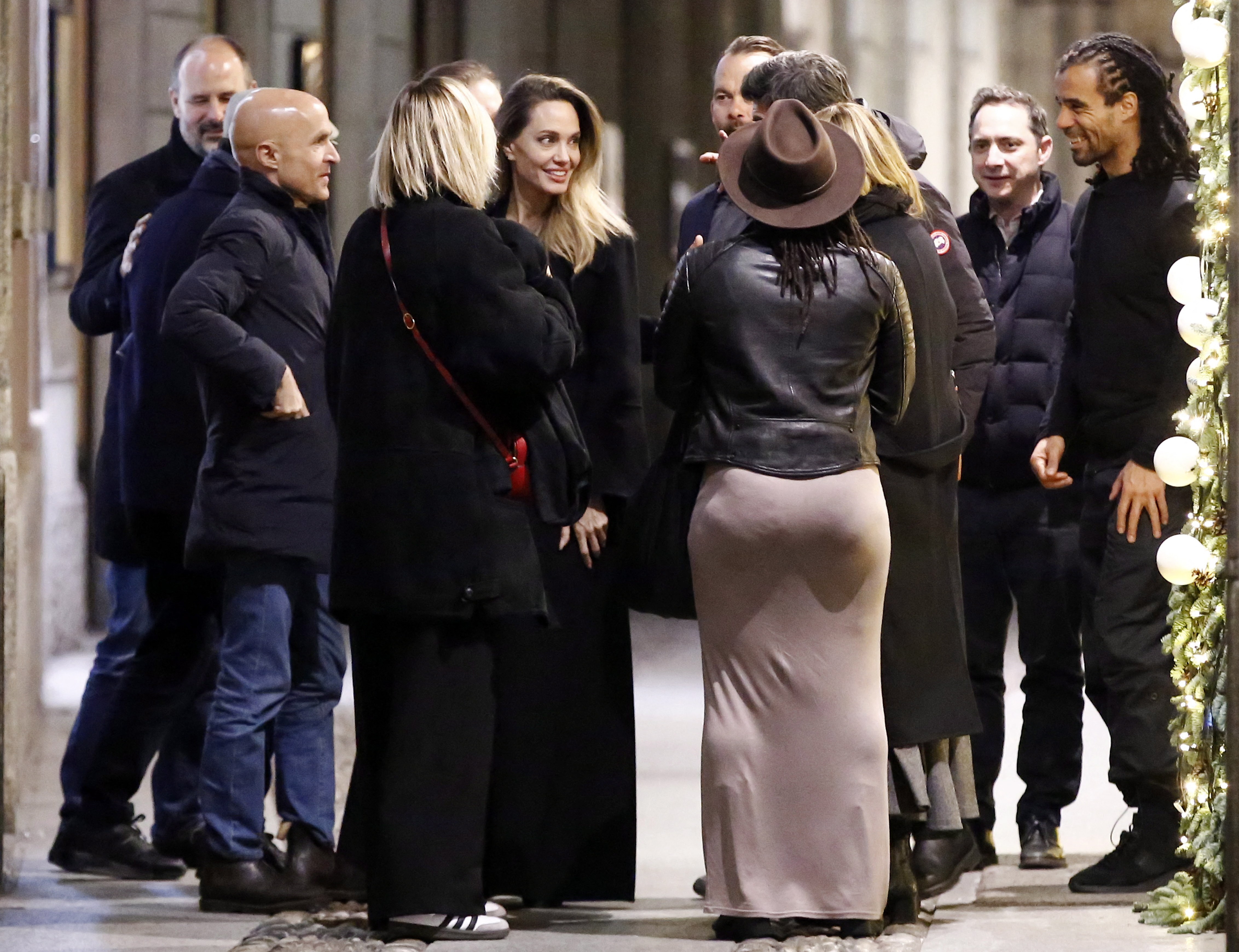 Vége a budapesti sztárdömpingnek: Angelina Jolie is távozott a magyar fővárosból - fotókon a gyönyörű színésznő