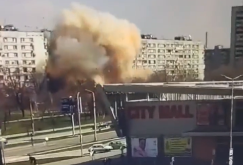 Zelenszkij közzétett egy videót, amelyen egy orosz rakéta csapódik be egy zaporizzsjai panelházba