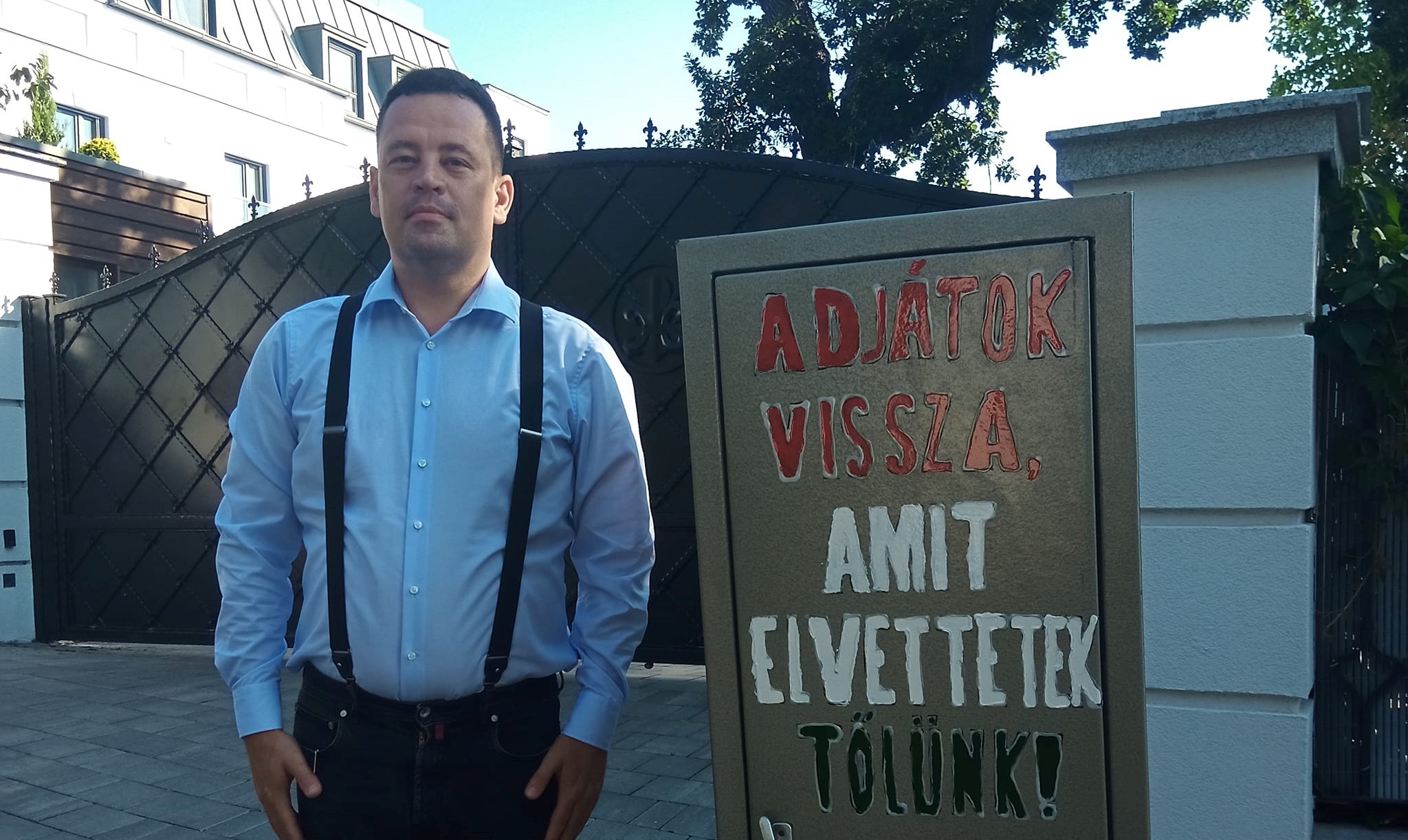Páncélszekrényt állítottak Mészáros Lőrinc budai villája elé