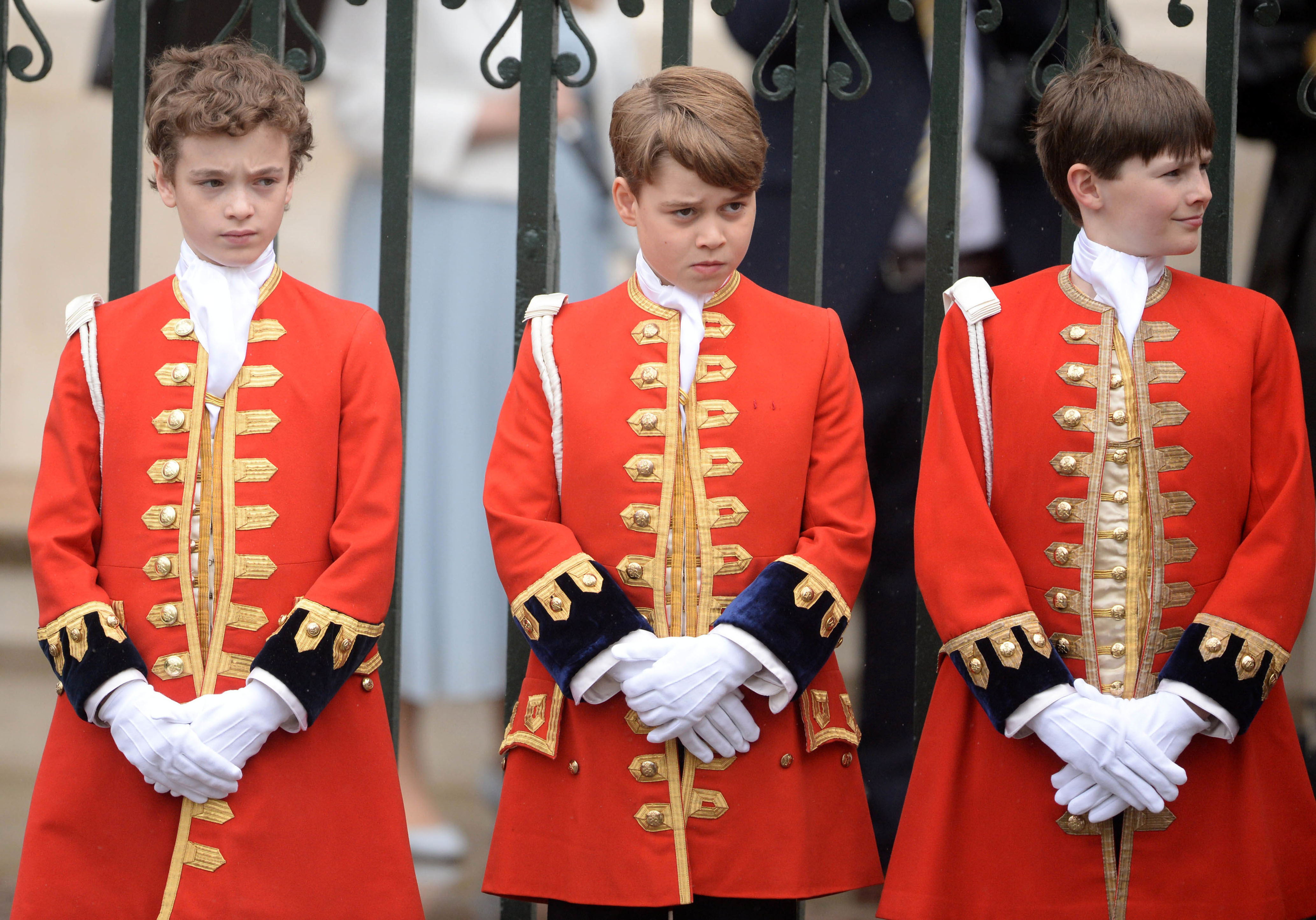 A leendő király nagy pillanata: a 9 éves György herceg történelmet írt a nagyapja koronázásán