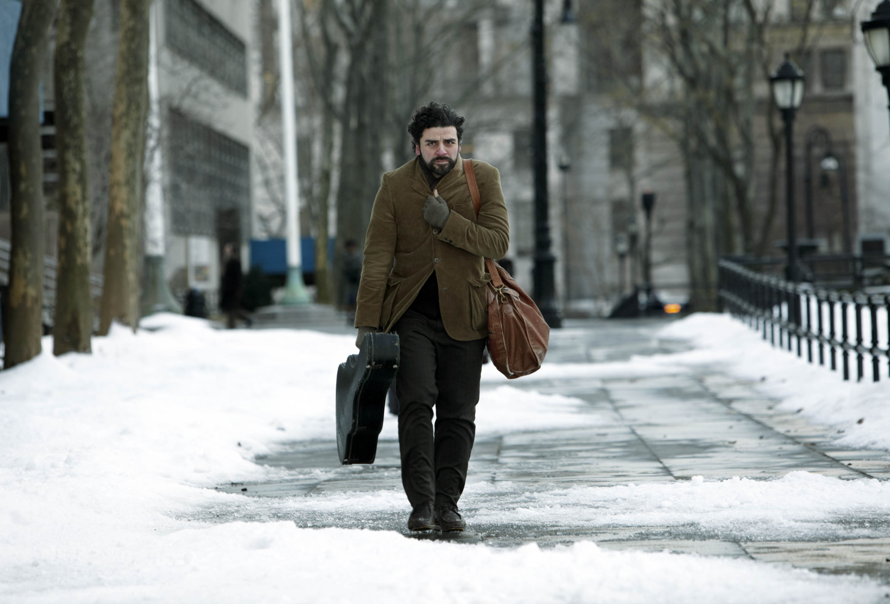 Bohaterem najnowszego filmu braci Coen jest Llewyn Davis (w tej roli Oscar Isaac), folkowy muzyk próbujący przebić się na nowojorskiej scenie