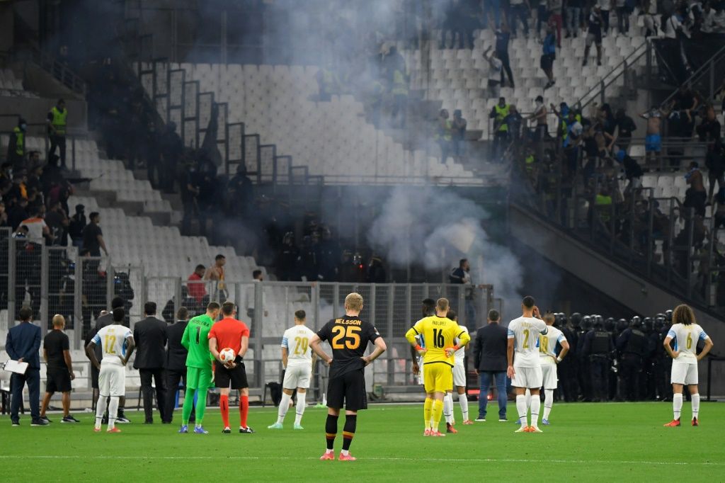 Three police hurt as smokebombs thrown at Marseille, Galatasary tie