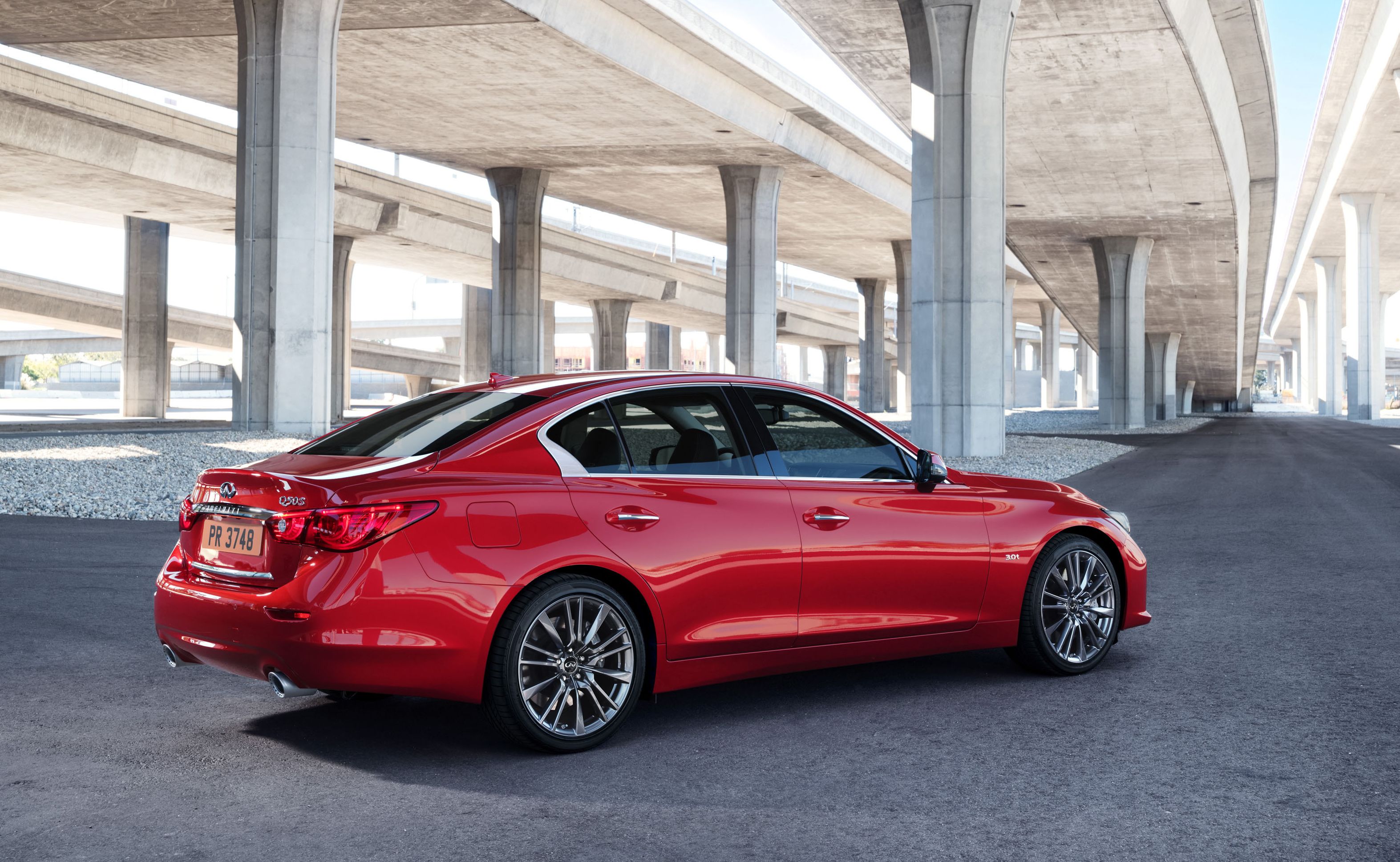 Oprócz nowego silnika 3.0 V6 infiniti Q50 oferowany jest także z dwulitrowym, czterocylindrowym silnikiem turbodoładowanym o mocy 208 KM (350 Nm) oraz wysokoprężnym 2.2/168 KM (400 Nm). Odmiana hybrydowa to połączenie jednostki 3.5 V6 302 KM (350 Nm) i silnika elektrycznego 67 KM (270 Nm). Łączna moc systemu hybrydowego to 360 KM.