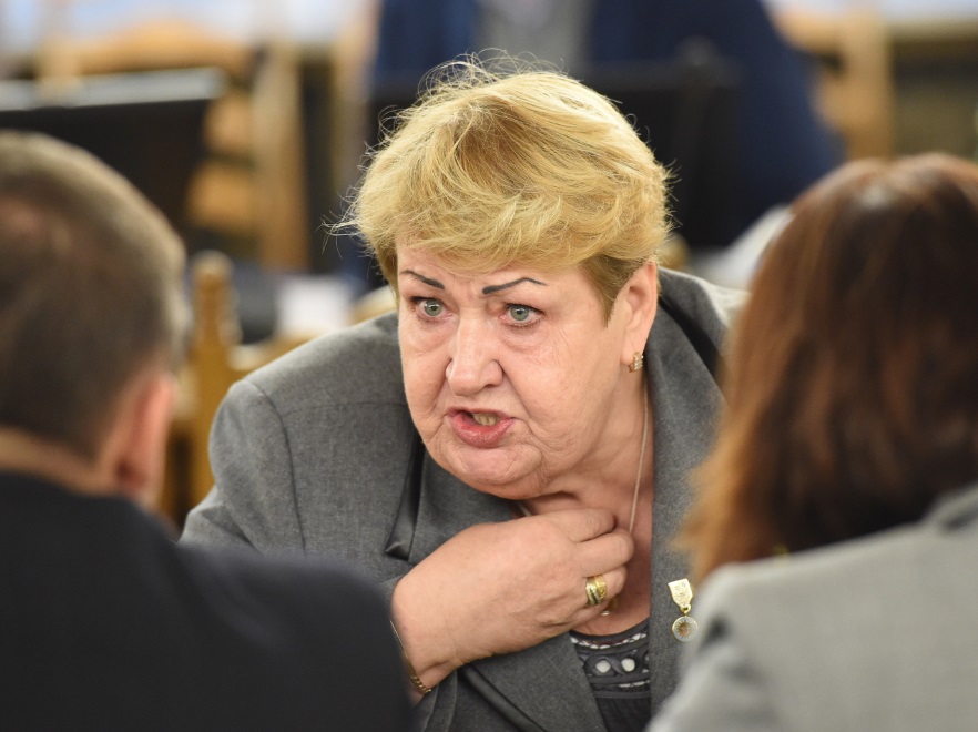... A może Wy uważacie, że pani poseł pasuje właśnie listonoszka?