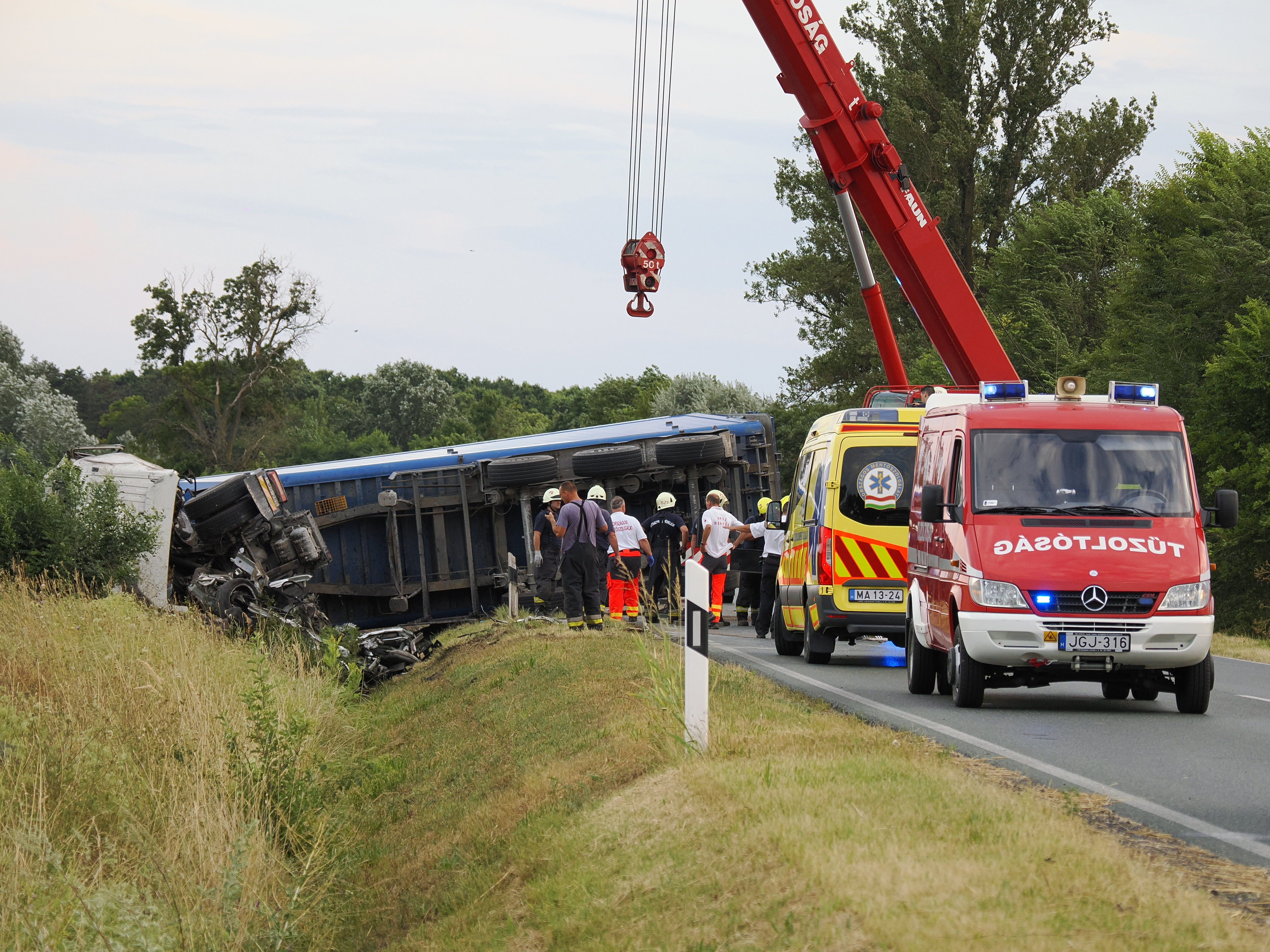 Tragédia a 6-os főúton: kamion és személyautó ütközött, mindkét sofőr meghalt