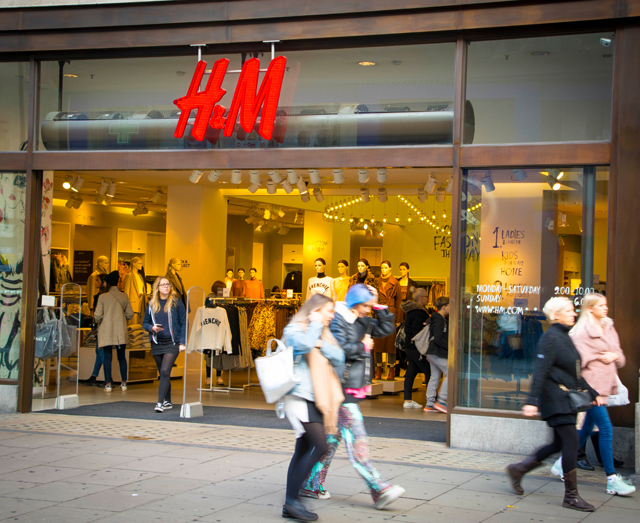 Brutálisan özönlöttek az emberek a H&M-be az új Moschino kollekció miatt -  Glamour