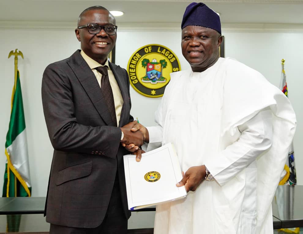 Lagos Governor Babajide Sanwo-Olu shakes hands with Akinwunmi Ambode during the transition period  [Twitter/@jidesanwoolu]