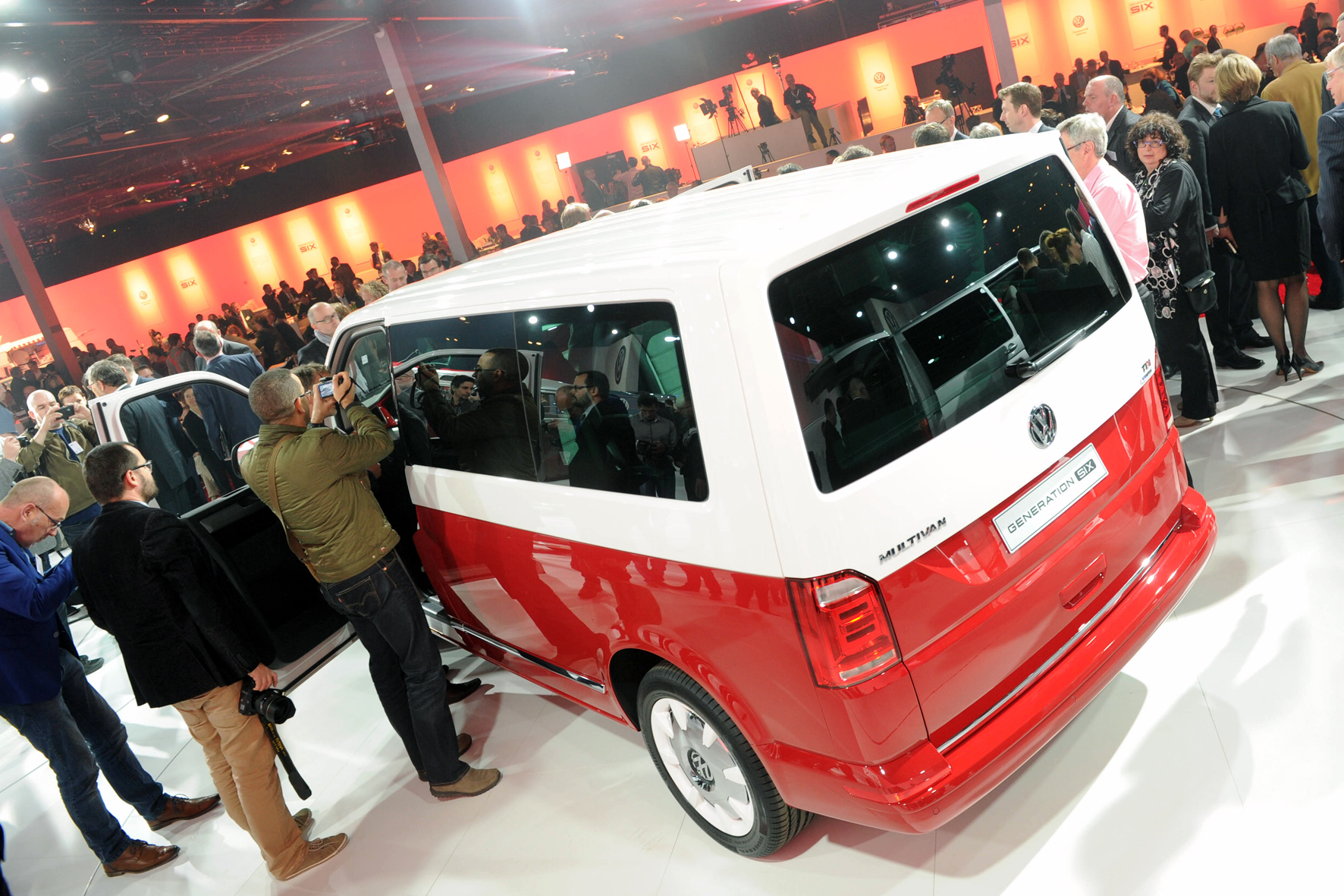 Volkswagen Samochody Użytkowe w swojej głównej fabryce w Hanowerze zatrudnia 12 tys. pracowników. Drugi zakład produkujący modele T znajduje się od 1993 roku w Poznaniu (zatrudnia 6600 pracowników). Z jego taśm zjechało już ponad 10 tys. Transporterów nowej generacji.