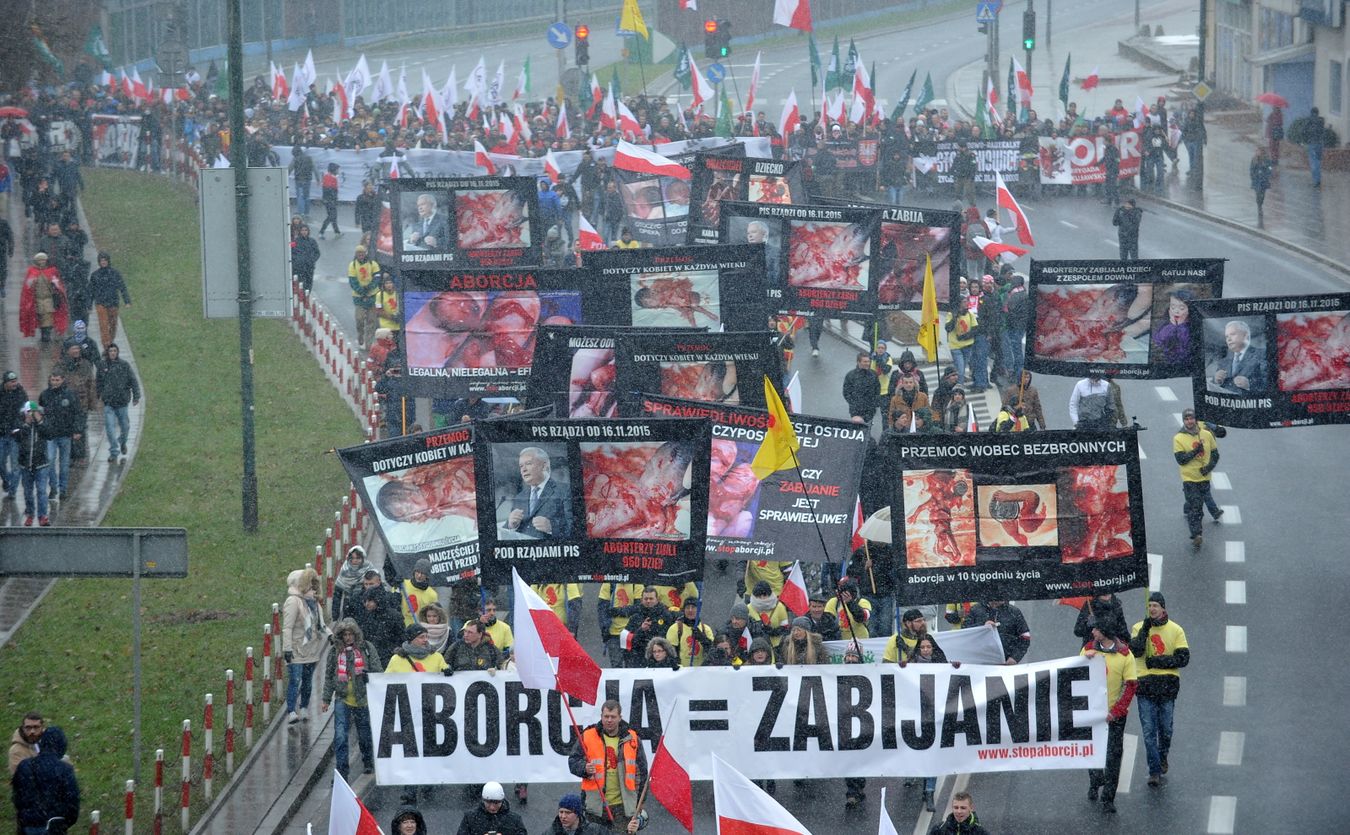 Wyróżniała się grupa przeciwników aborcji z transparentem