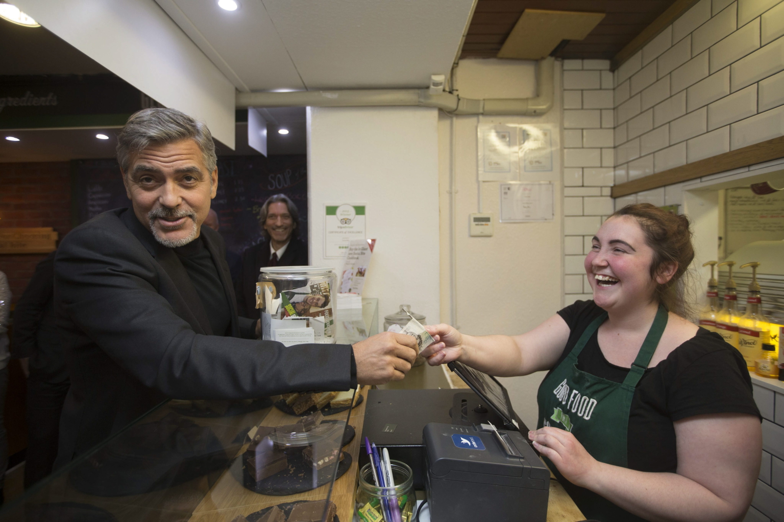 George Clooney podczas wizyty w Social Bite w Edynburgu
