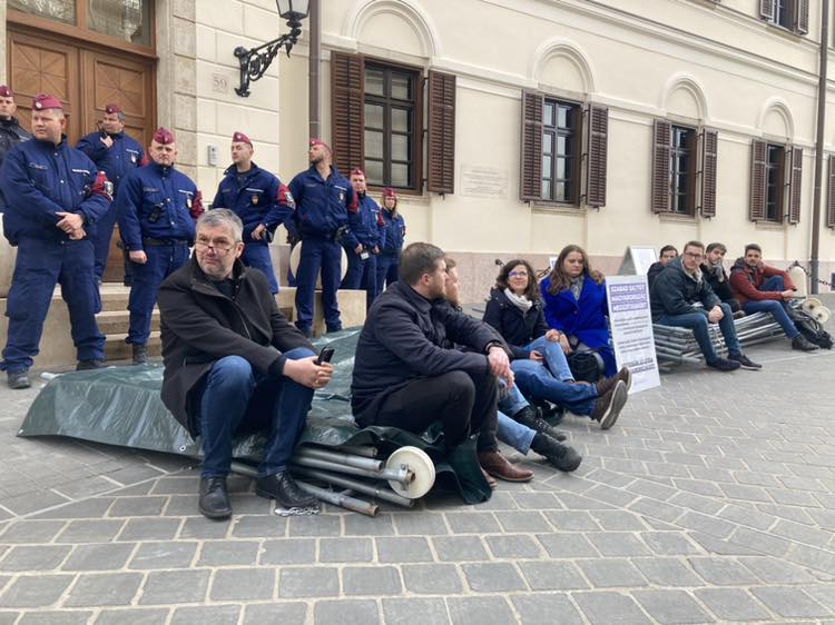 Szervezőnek tekintették Hadházy Ákost: 300 ezer forintra büntették a kordonbontásért