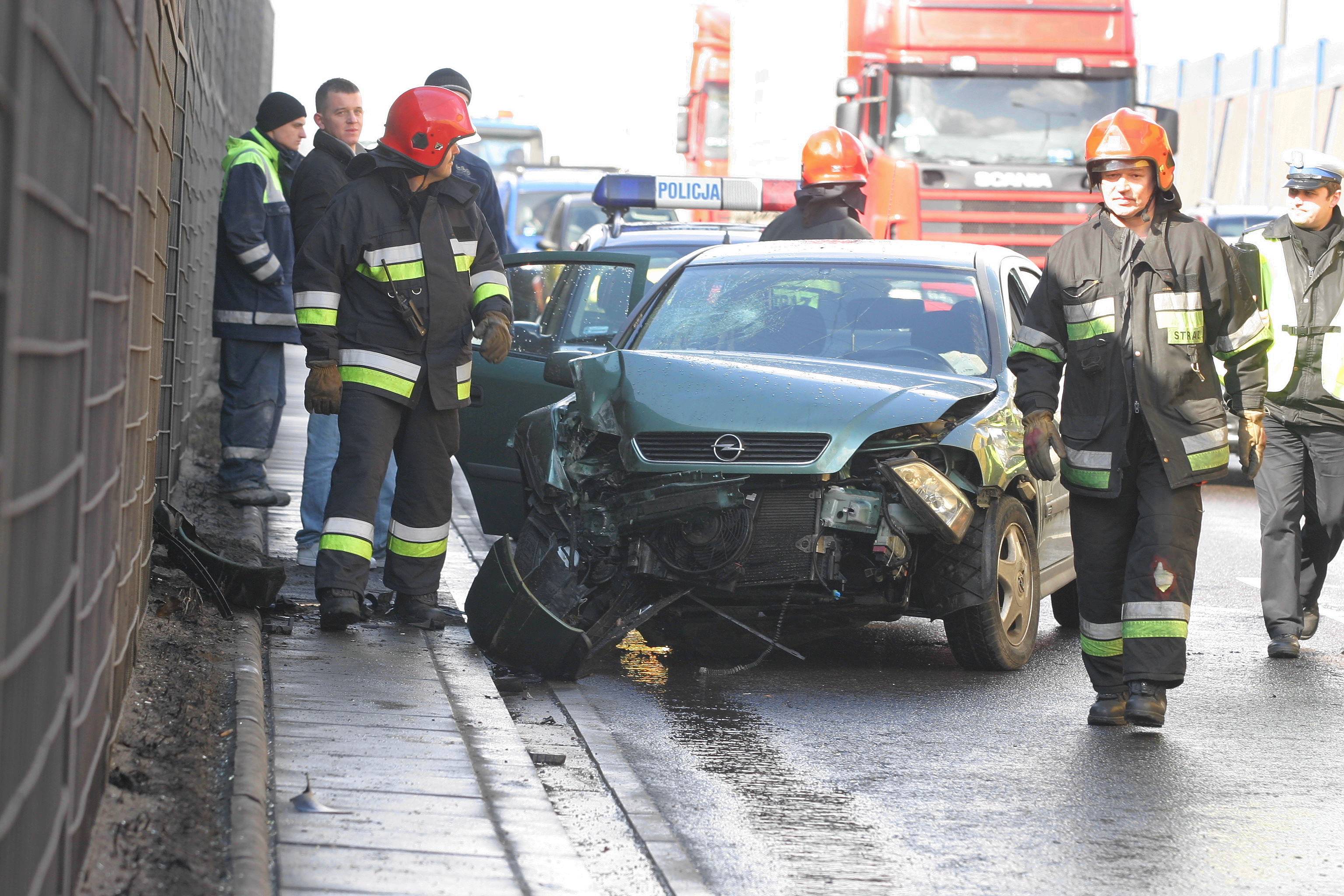 Na Trasie Toruńskiej w Warszawie samochód opel astra uderzył w barierę dźwiękochłonną
