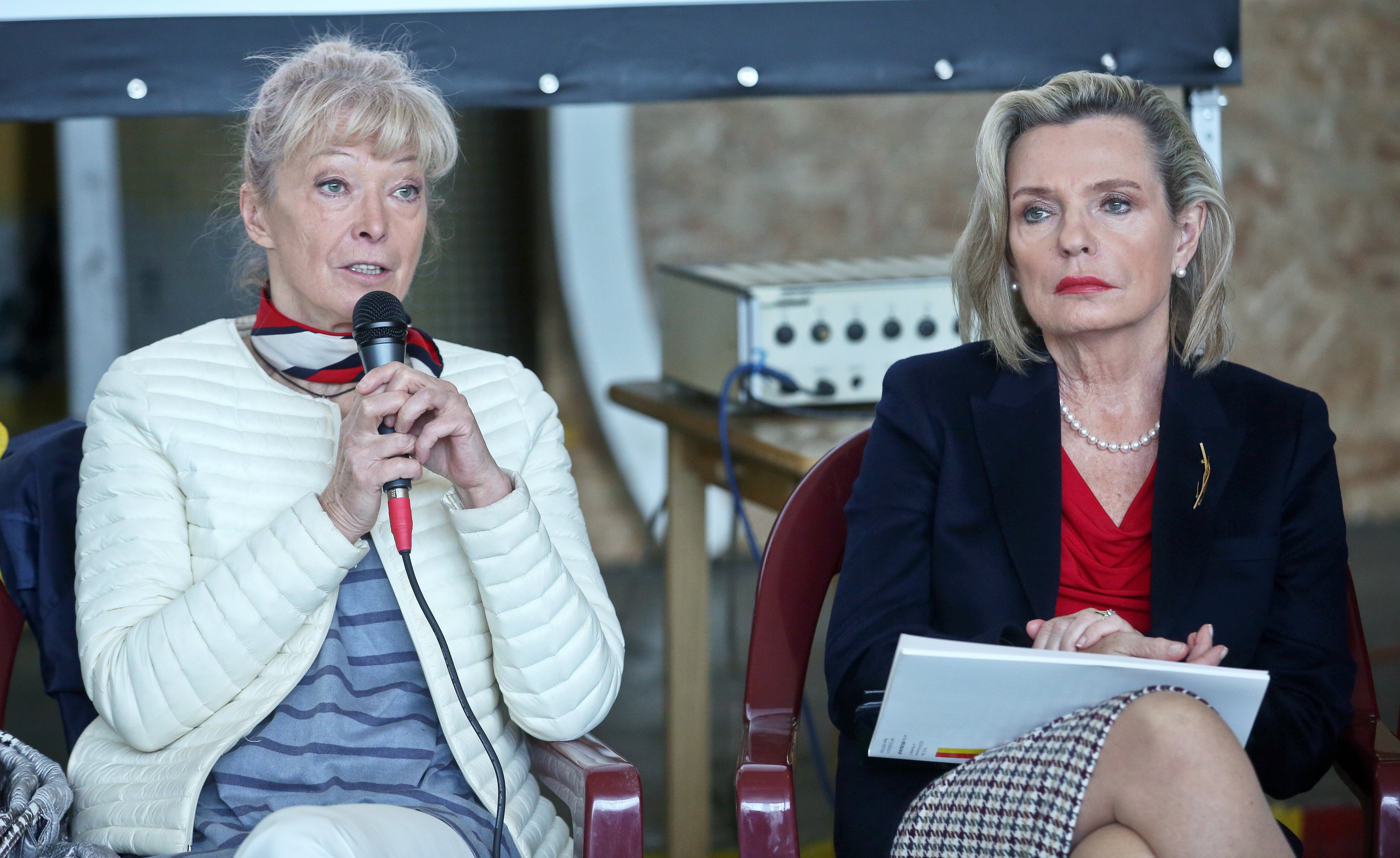 Warszawa, październik 2015 r. Teresa Sukniewicz-Kleiber i Anna Maria Anders podczas konferencji prasowej RKS Skra Warszawa 