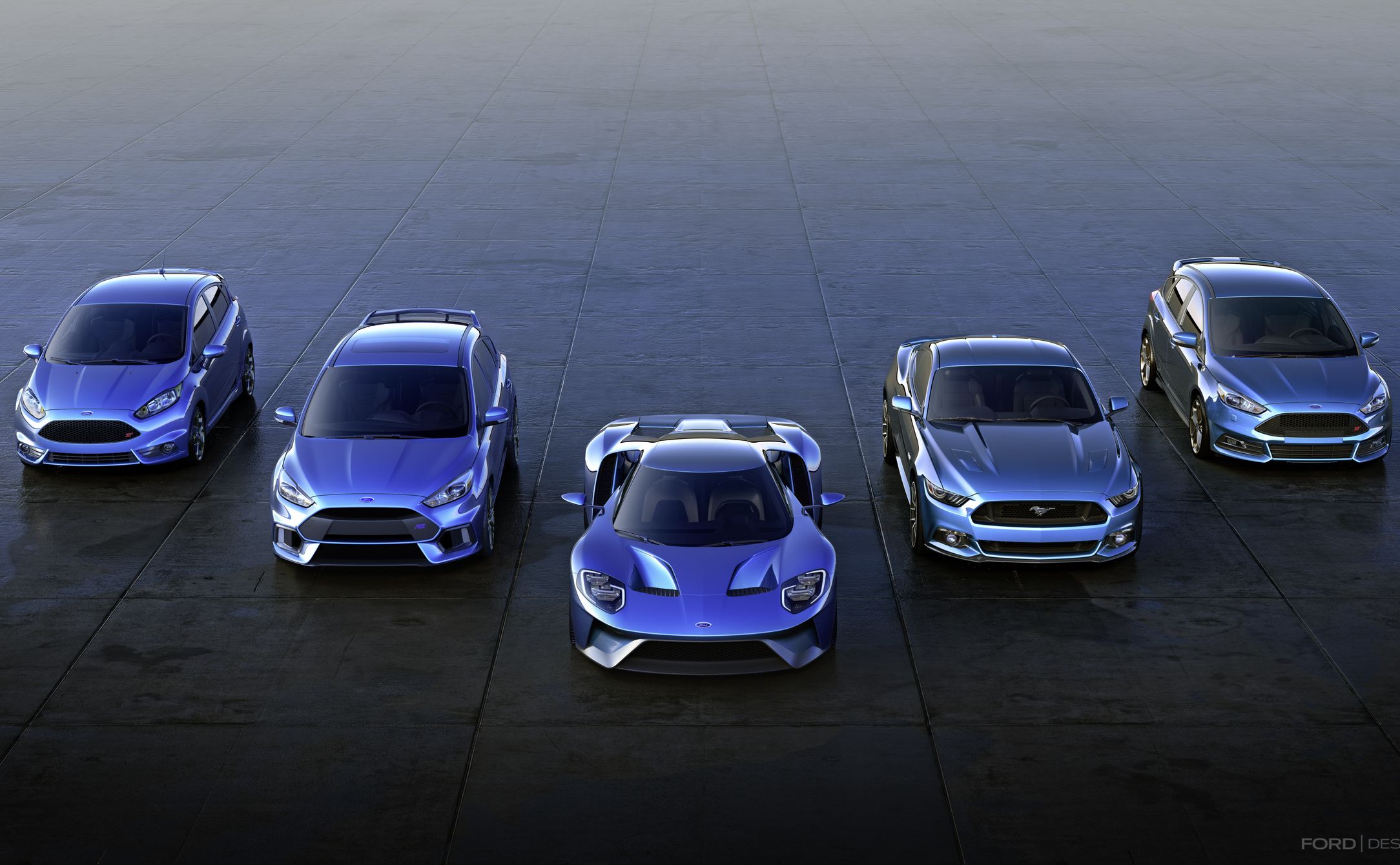 Wraz z rozpoczęciem produkcji nowego focusa RS, Ford wkracza w nowy etap rozwoju samochodów sportowych. Firma szacuje, że w 2016 wyprodukuje 41 tys. aut o wysokich osiągach z przeznaczeniem na rynek europejski - dla porównania, w 2015 roku firma wyprodukowała 29 tys. takich pojazdów. Oznacza to wzrost o 40 procent w stosunku rok do roku.
Wśród modeli cieszących się dużą popularnością znajduje się nowy Focus RS (pierwsze egzemplarze tego modelu właśnie zjechały z linii produkcyjnej w fabryce w Saarlouis w Niemczech), mustang, na którego Ford przyjął w Europie już ponad 13 tys. zamówień, a także focus ST i fiesta ST. Niebawem na rynku pojawi się nowy ford GT, czyli supersamochód z krwi i kości.