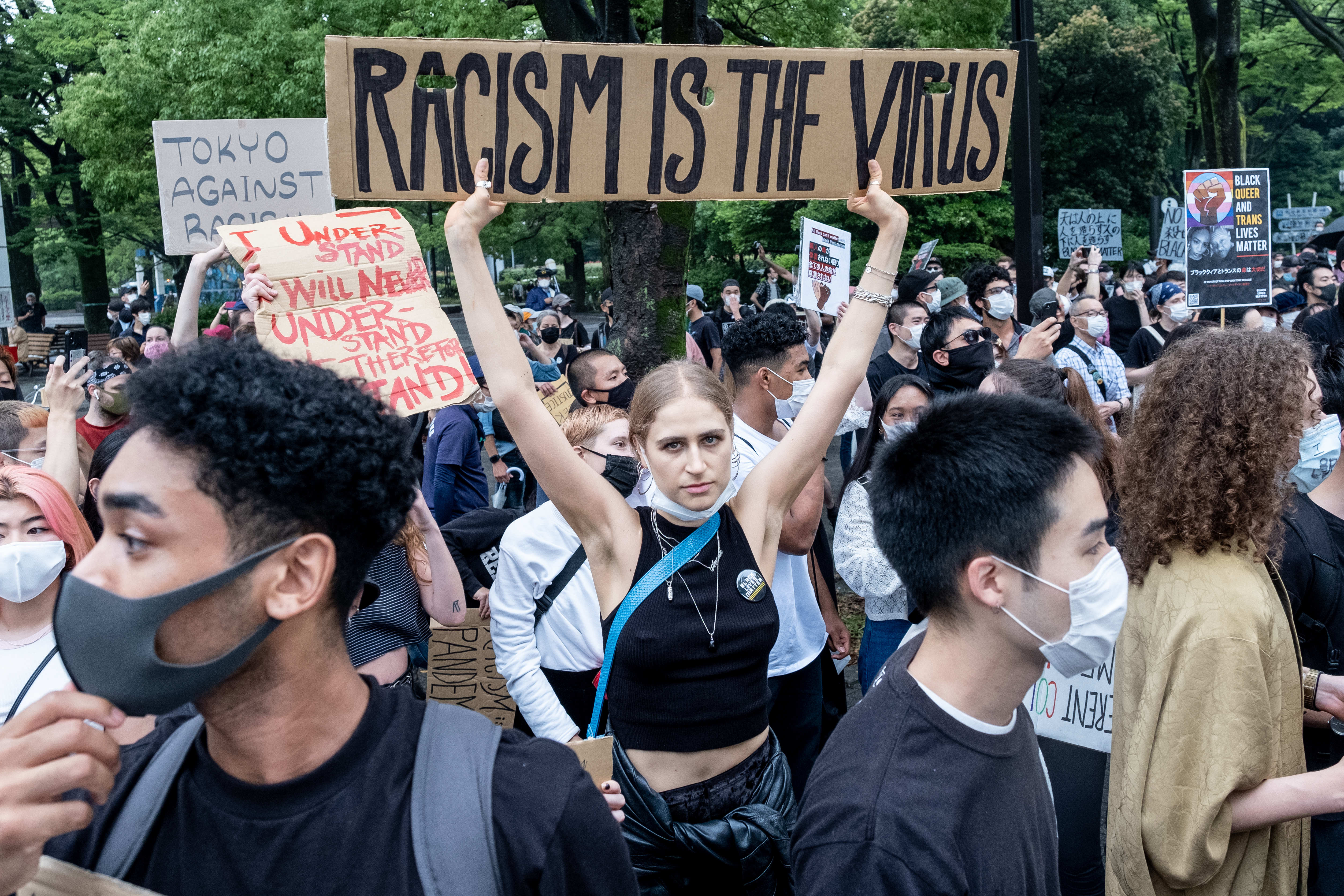 Protesty BLM w Japonii. Kobieta trzyma karton z napisem „Rasizm to wirus