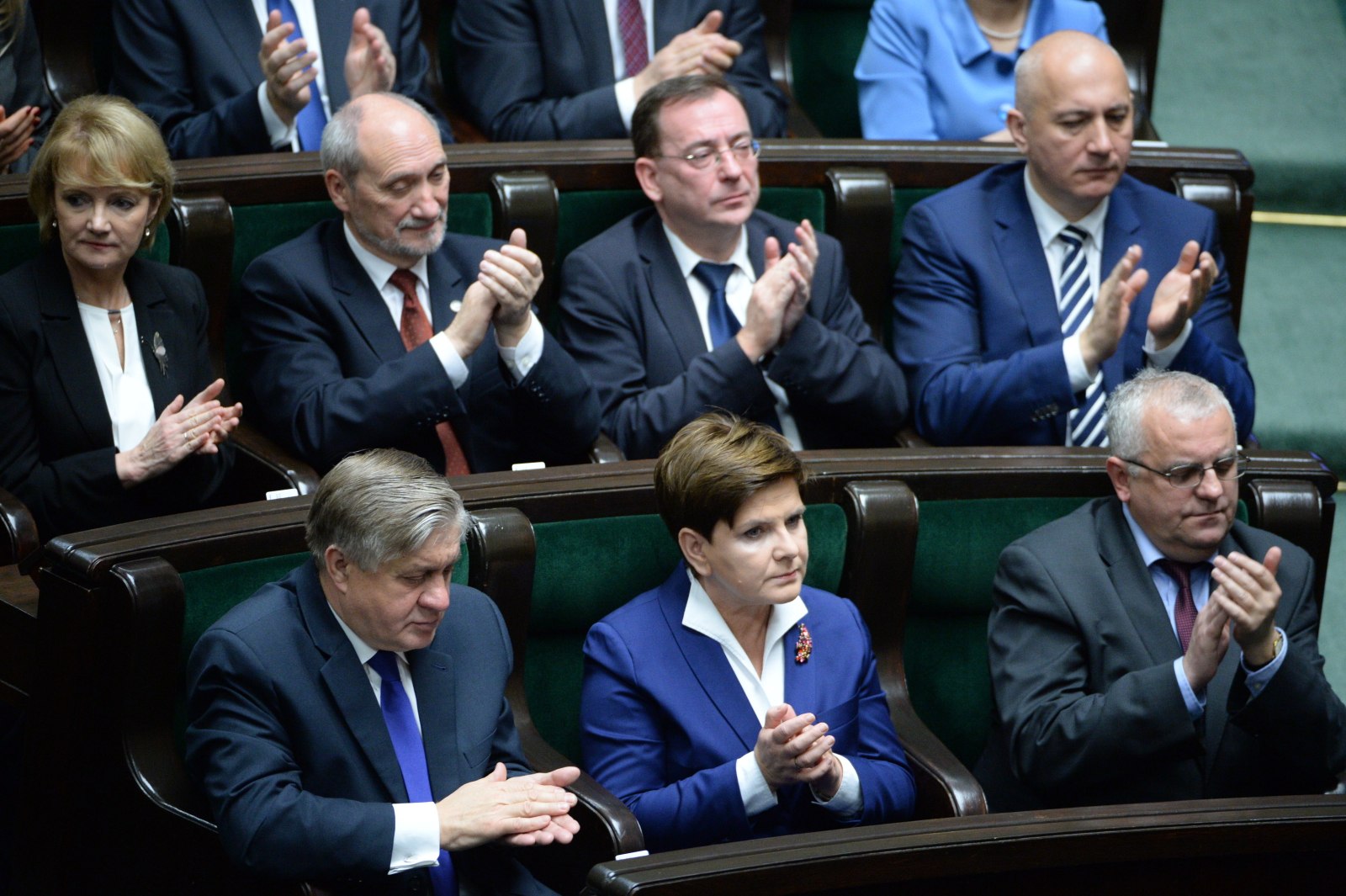 Politycy PiS, w pierwszym rzędzie od lewej: minister rolnictwa Krzysztof Jurgiel, premier Beata Szydło, Adam Lipiński