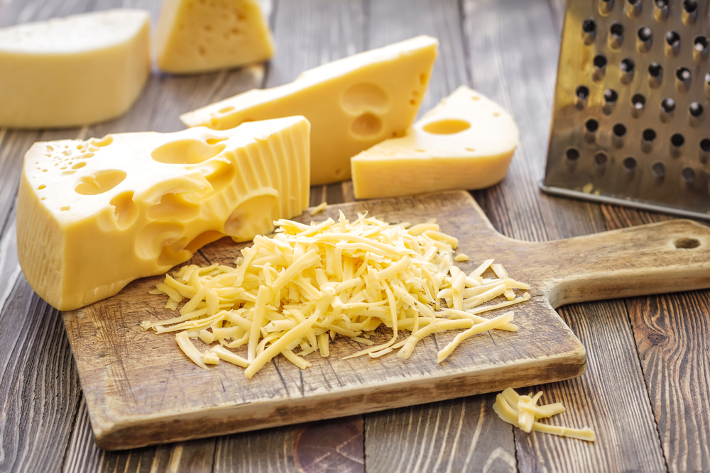 W 100 gramach chudego twarogu znajduje się średnio 96 mg wapnia, a w 100 gramach sera gouda już 807 mg. – Dziennej dawce wapnia odpowiada pięć plasterków sera żółtego. Ponadto, wapń z serów żółtych jest łatwo przyswajalny i trawiony przez organizm, ponieważ wiąże się z jednym z białek – kazeiną – wyjaśnia Ewa Polińska.