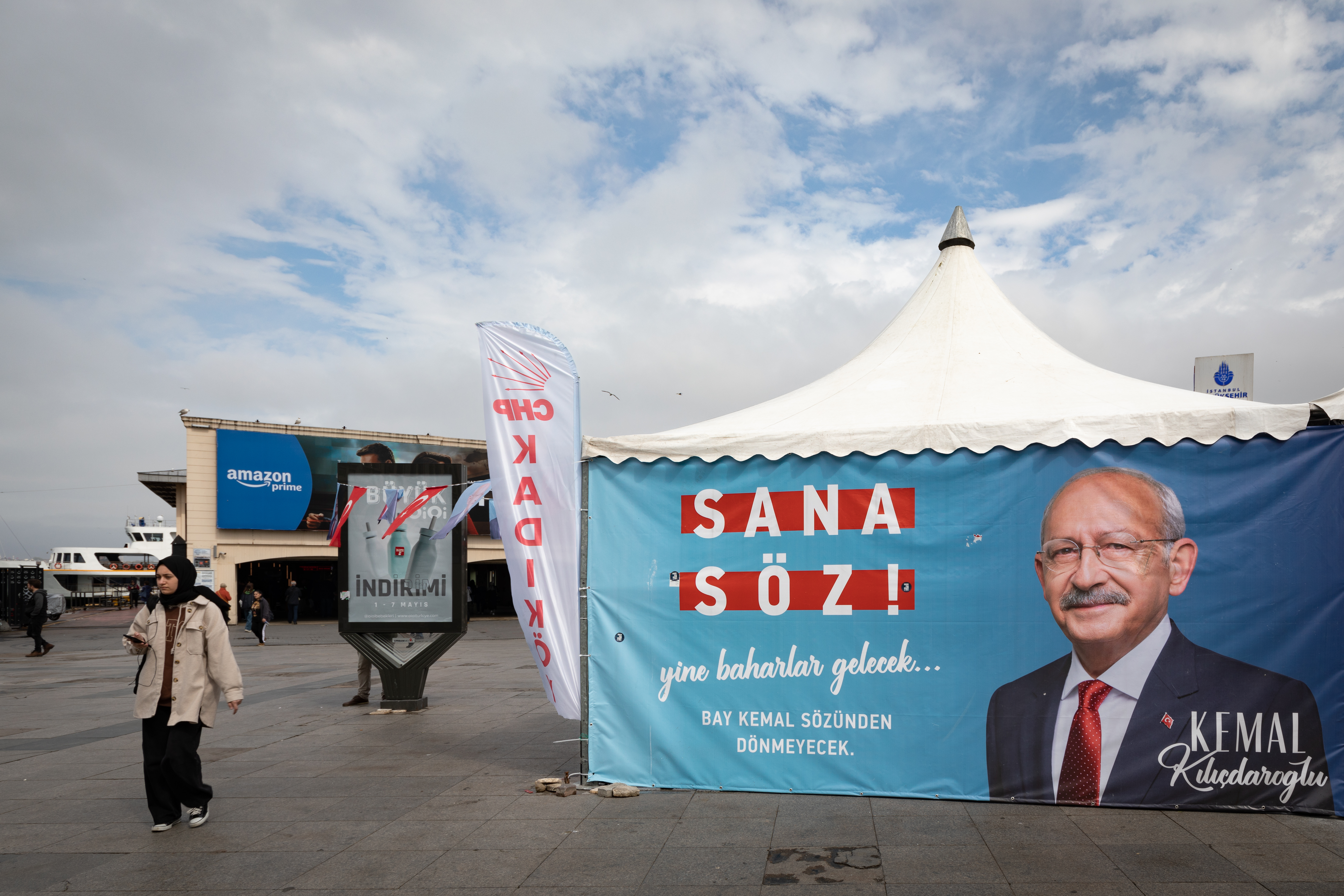 Plakat wyborczy opozycyjnego kandydata Kemala Kılıçdaroğlu w dzielnicy Kadıköy. Główne hasło kampanii wyborczej Kılıçdaroğlu to słowa znanej tureckiej piosenki: „Obiecuję wam, że wiosna nadejdzie”