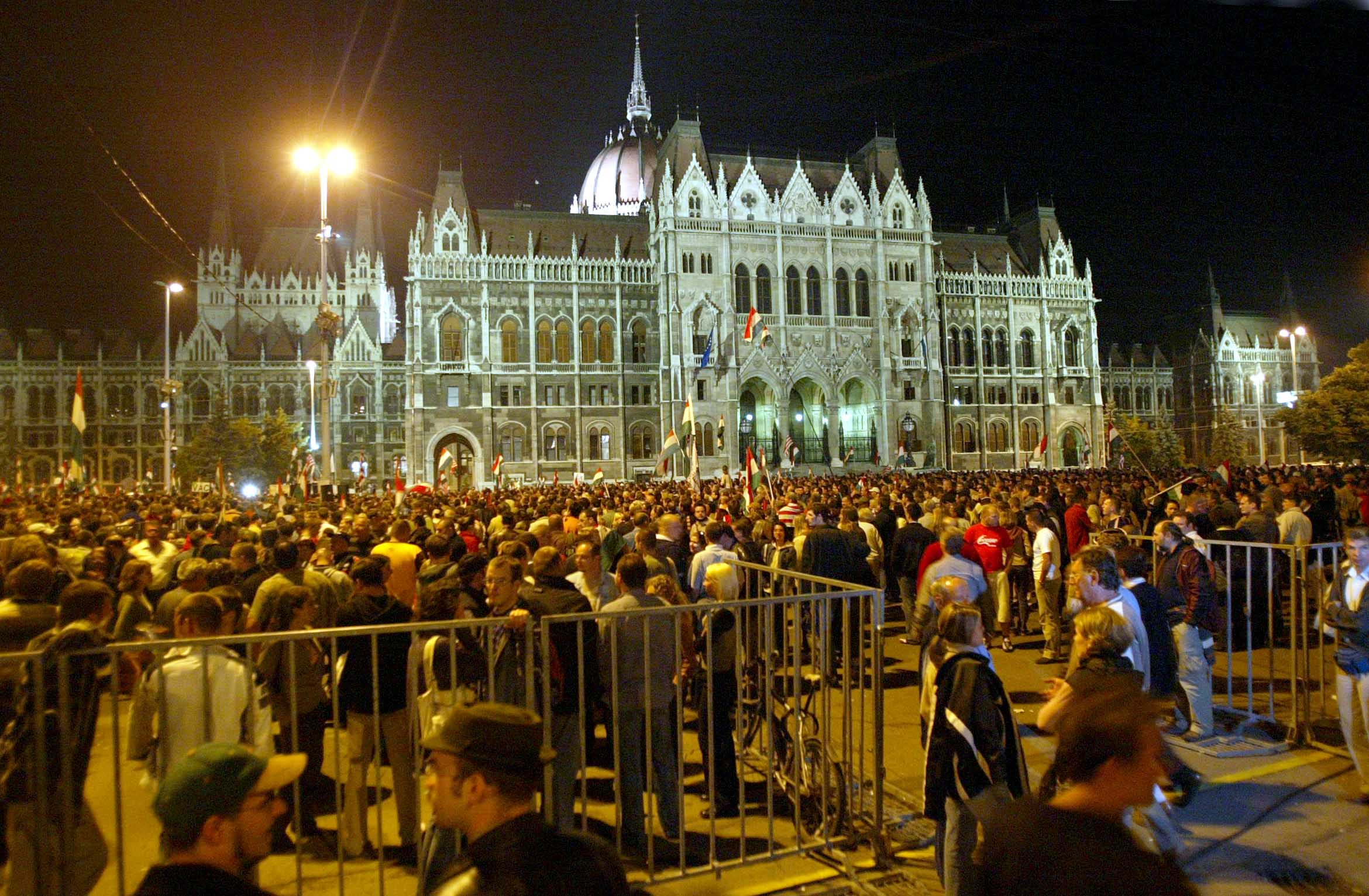 „Elkú.tuk! Nem kicsit, nagyon!” – Kiszivárgott Gyurcsány őszödi beszéde, csatatérré változott a főváros... a többi történelem – fotók