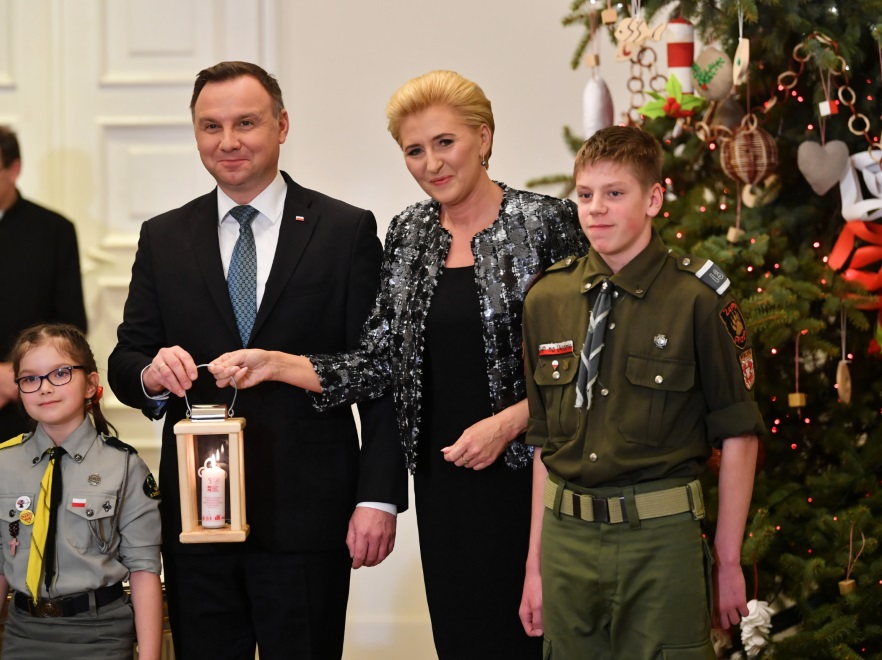 ... Prezydentowa zaprezentowała się przy tej okazji w stonowanej kolorystycznie stylizacji i nowym odcieniu włosów...