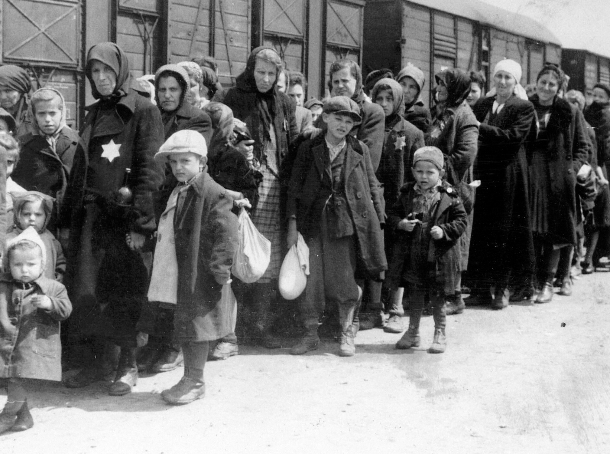 Dzięki danym ze spisu powszechnego Niemcy na ogromną skalę zorganizowali deportację Żydów do obozów zagłady w Europie Wschodniej, ok. 1942 r. 