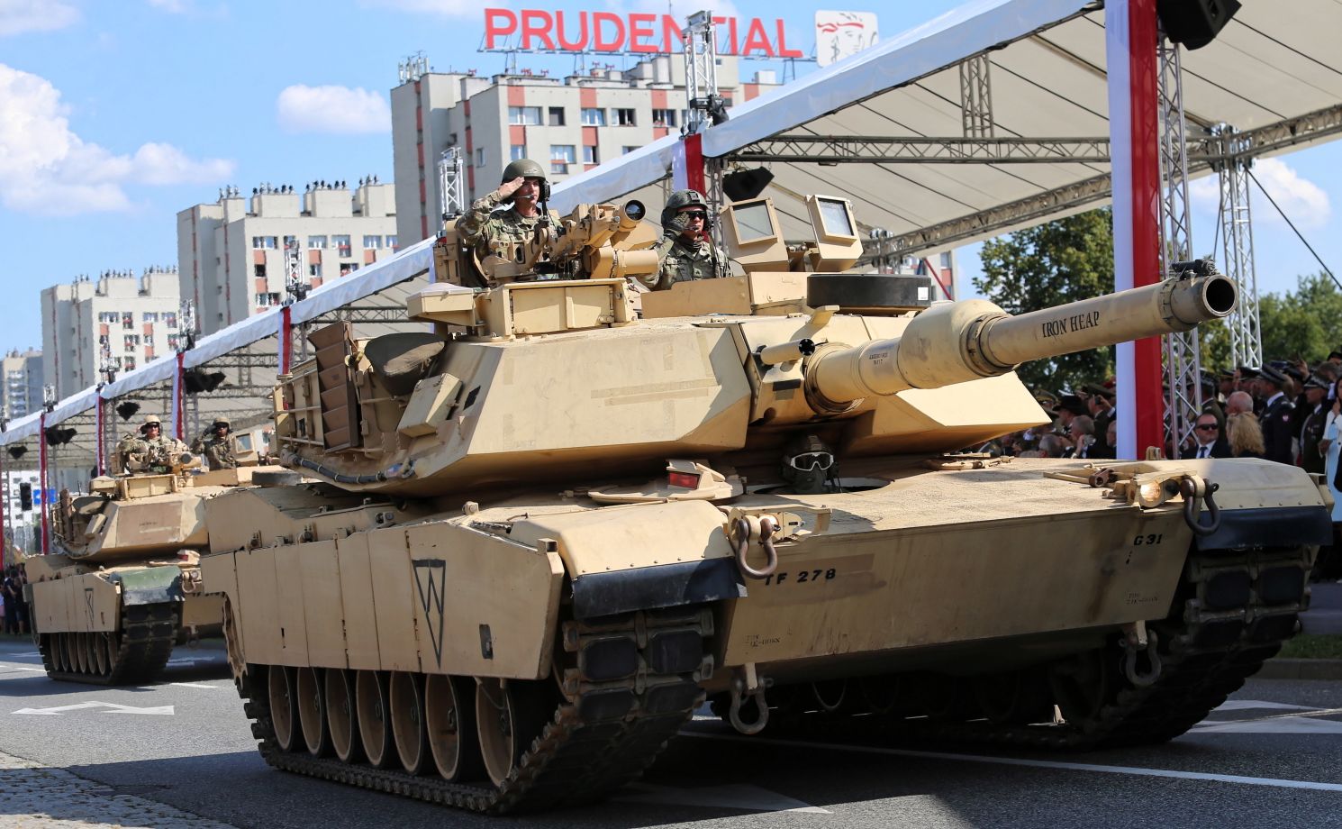 Goście zobaczyli też ponad 180 pojazdów, w tym m.in. czołgi, transportery Rosomak i samobieżne moździerze Rak, armatohaubice Krab i Dana, samobieżne wyrzutnie rakiet Langusta.