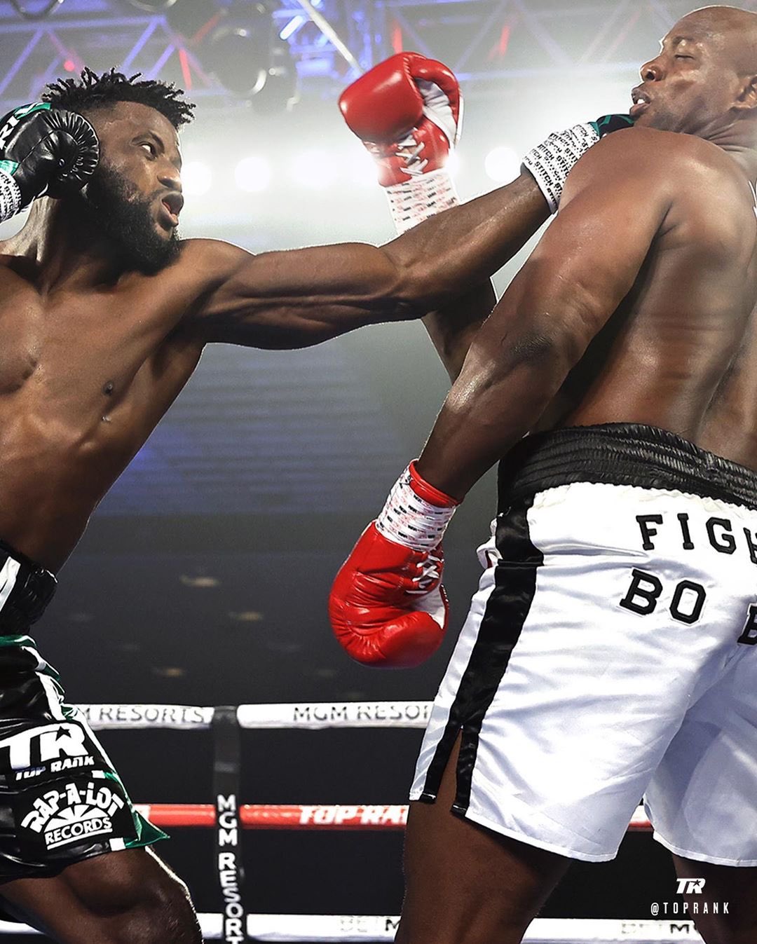 Nigerian-born boxer, Efe Ajagba defeats his American opponent, Jonnie Rice. [Twitter/@abikedabiri]